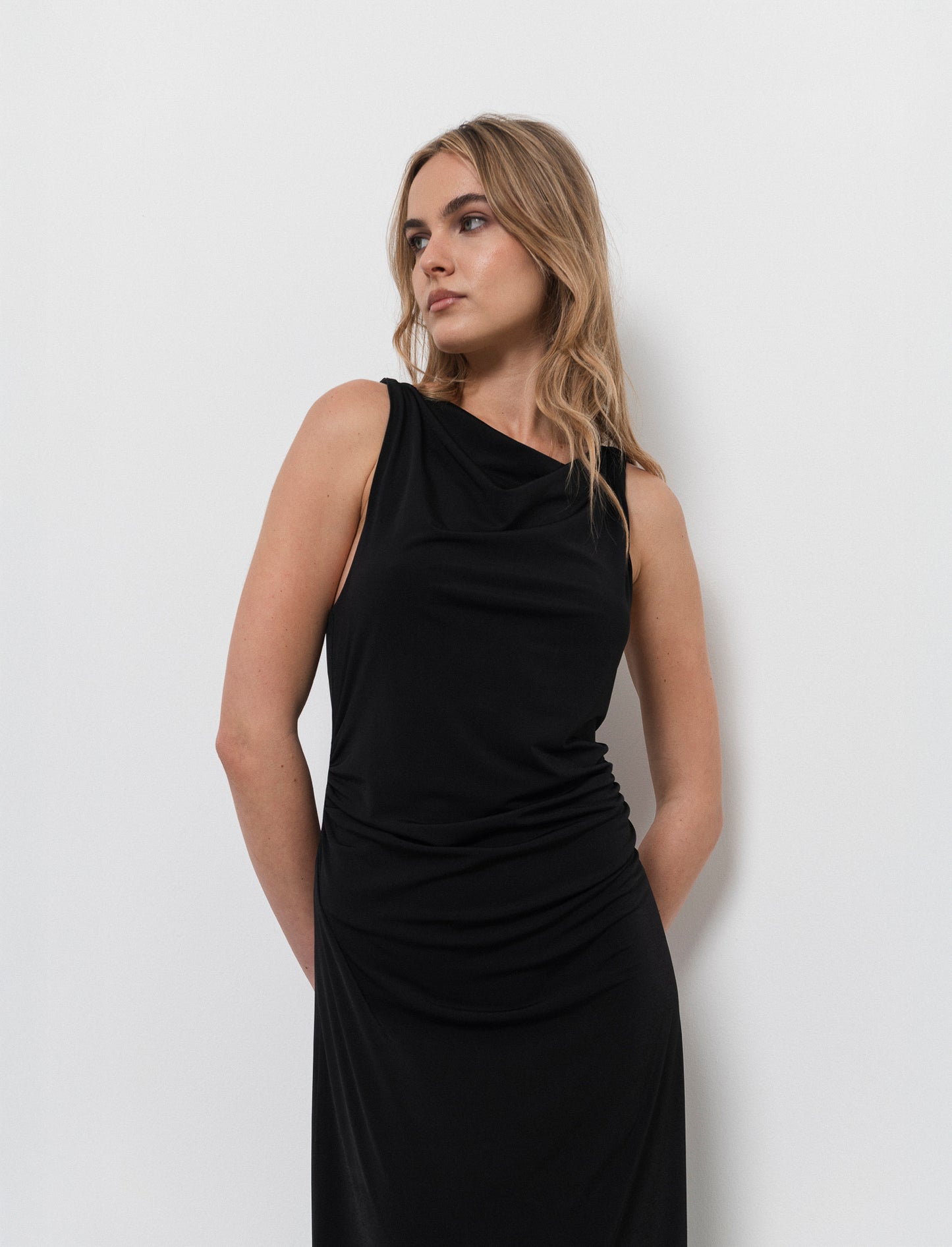 Vestito lungo smanicato in tessuto elastico - Nero