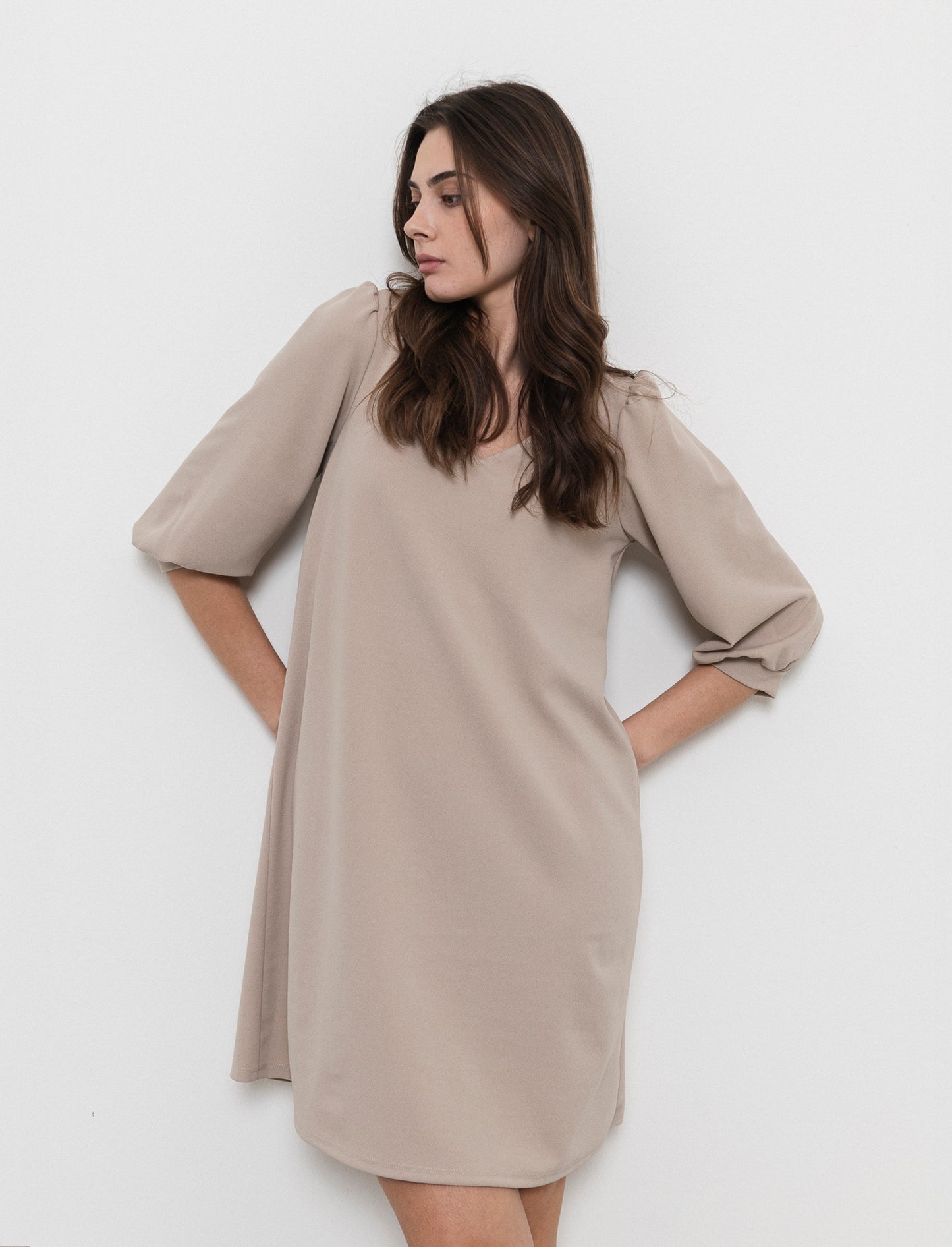 Vestito con maniche a sbuffo 3/4 e scollo a V - Beige