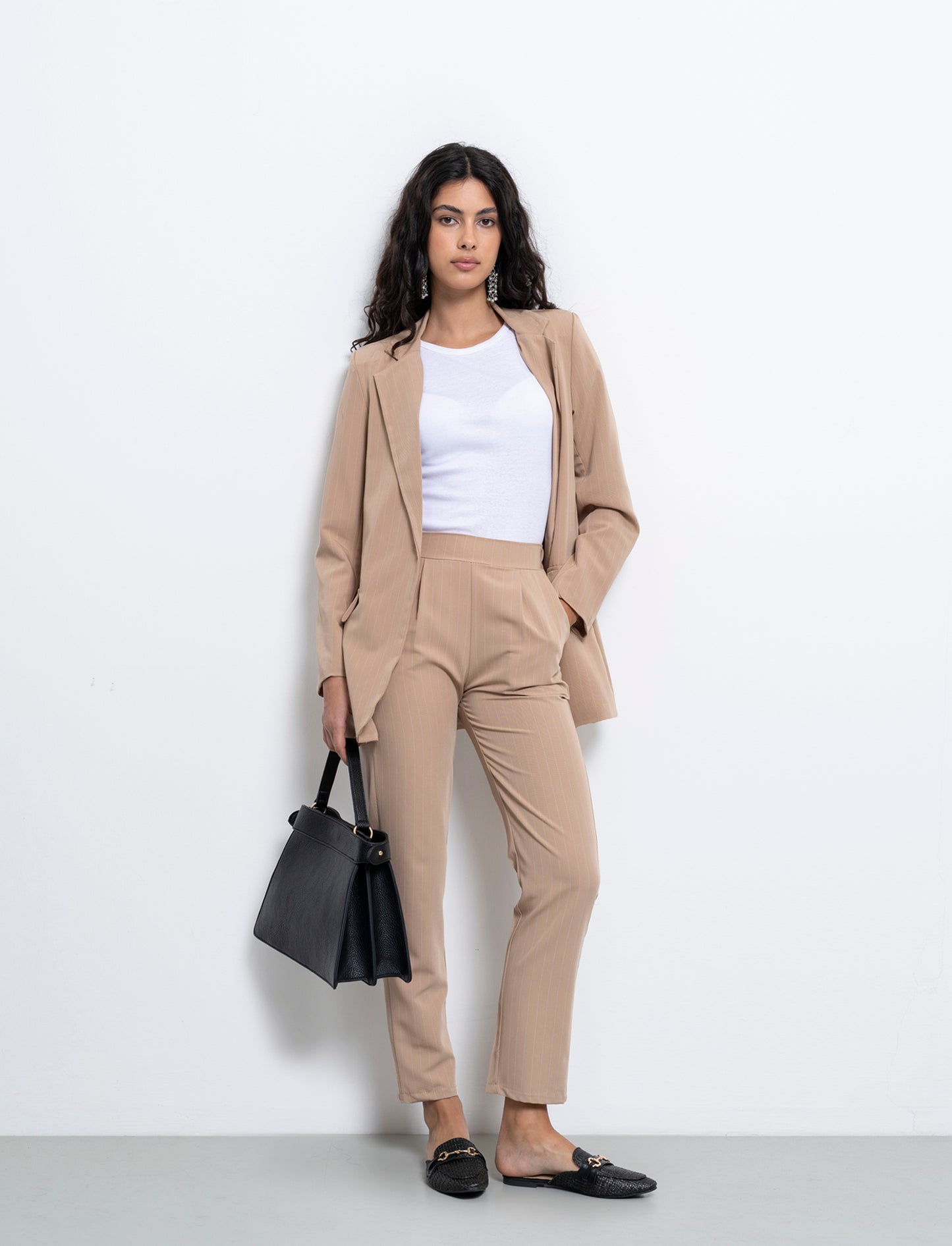 Pantalone in tessuto rigato con elastico al dietro - Beige