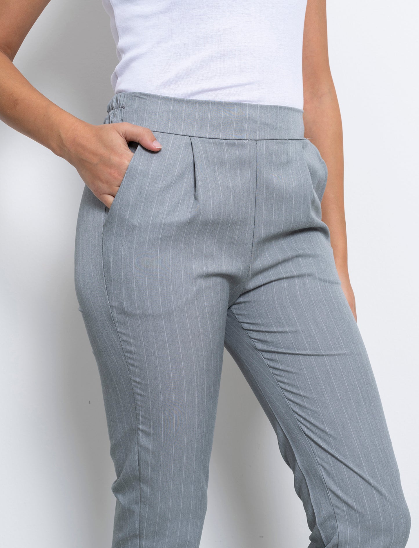 Pantalone in tessuto rigato con elastico al dietro - Grigio chiaro