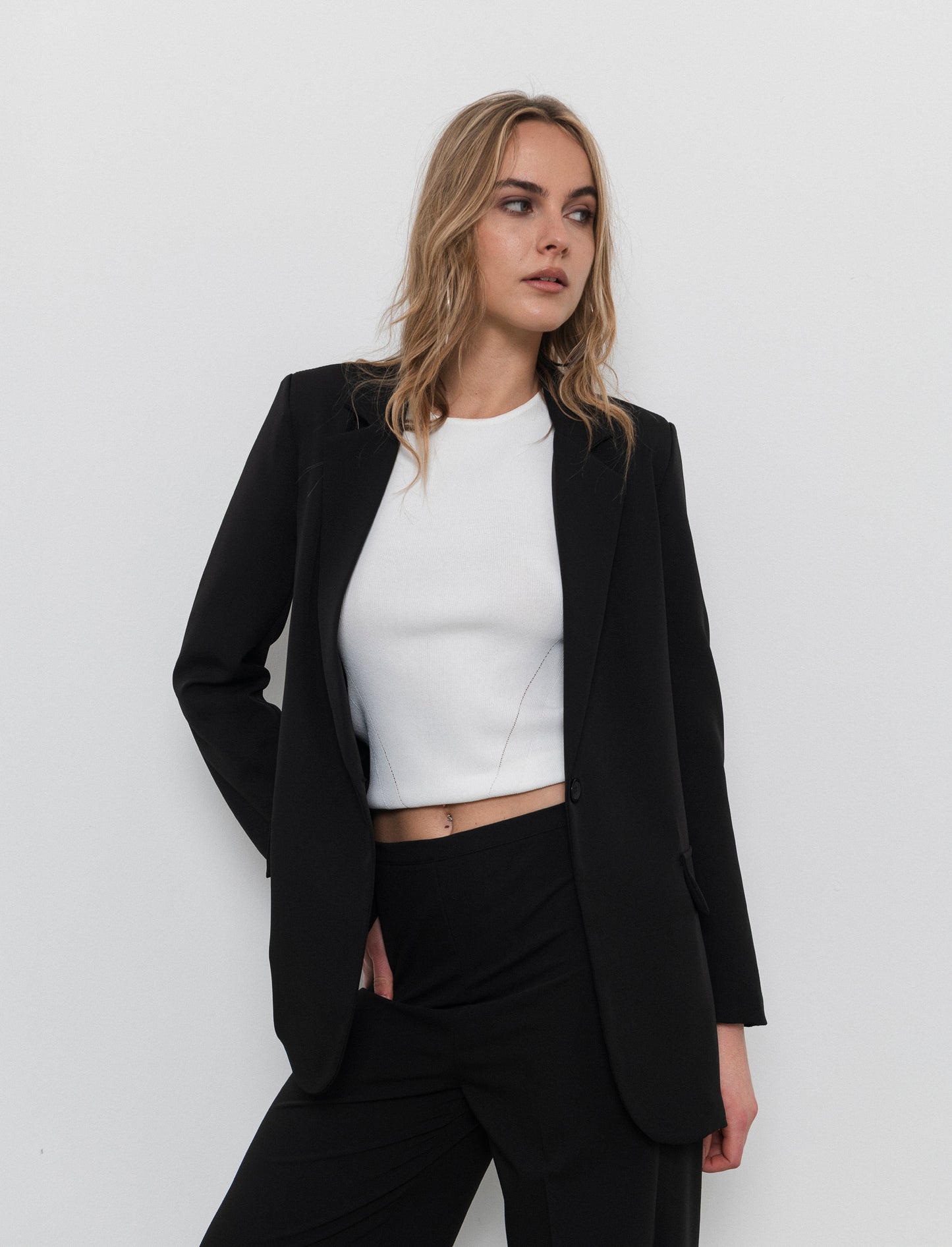 Blazer con collo revers e tasche con patta - Nero