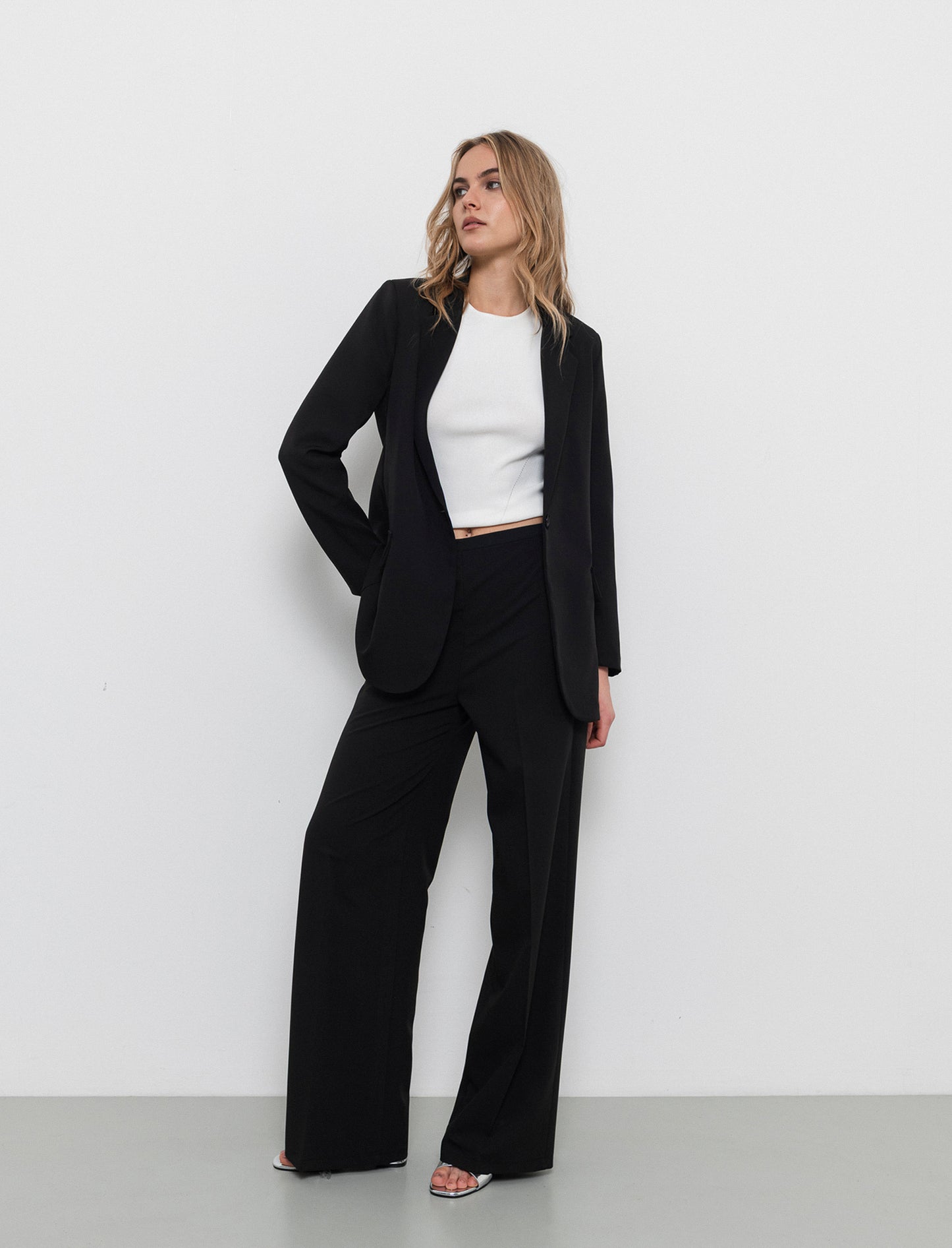 Blazer con collo revers e tasche con patta - Nero