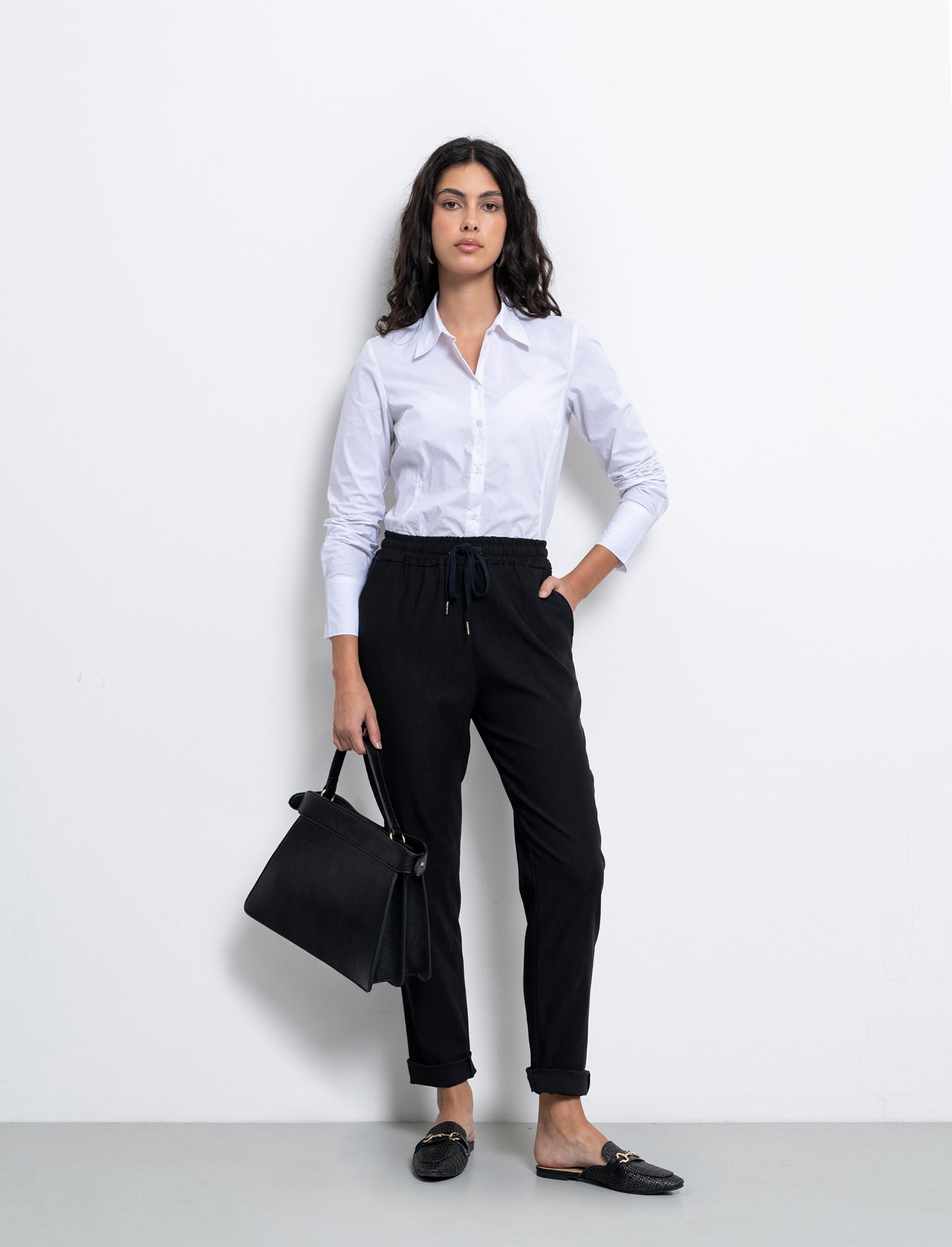 Pantalone in tessuto elasticizzato con coulisse in vita - Nero