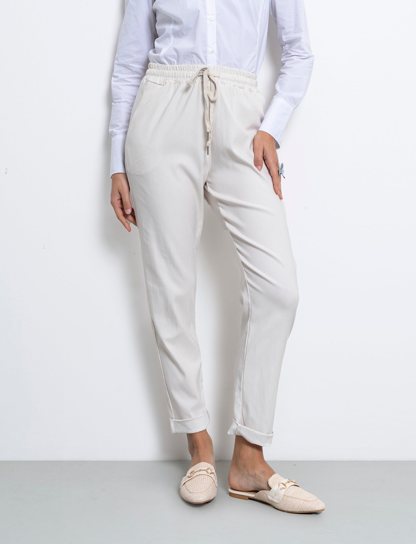 Pantalone in tessuto elasticizzato con coulisse in vita - Beige