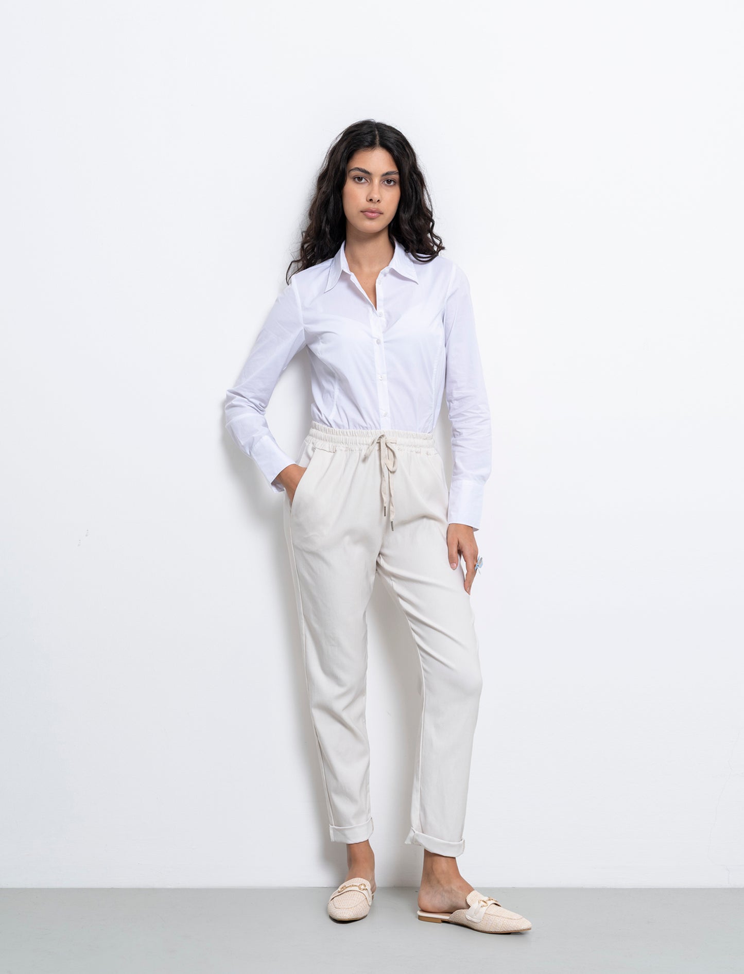 Pantalone in tessuto elasticizzato con coulisse in vita - Beige