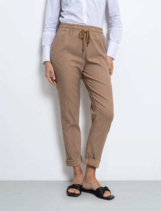 Pantalone in tessuto elasticizzato con coulisse in vita - Cammello