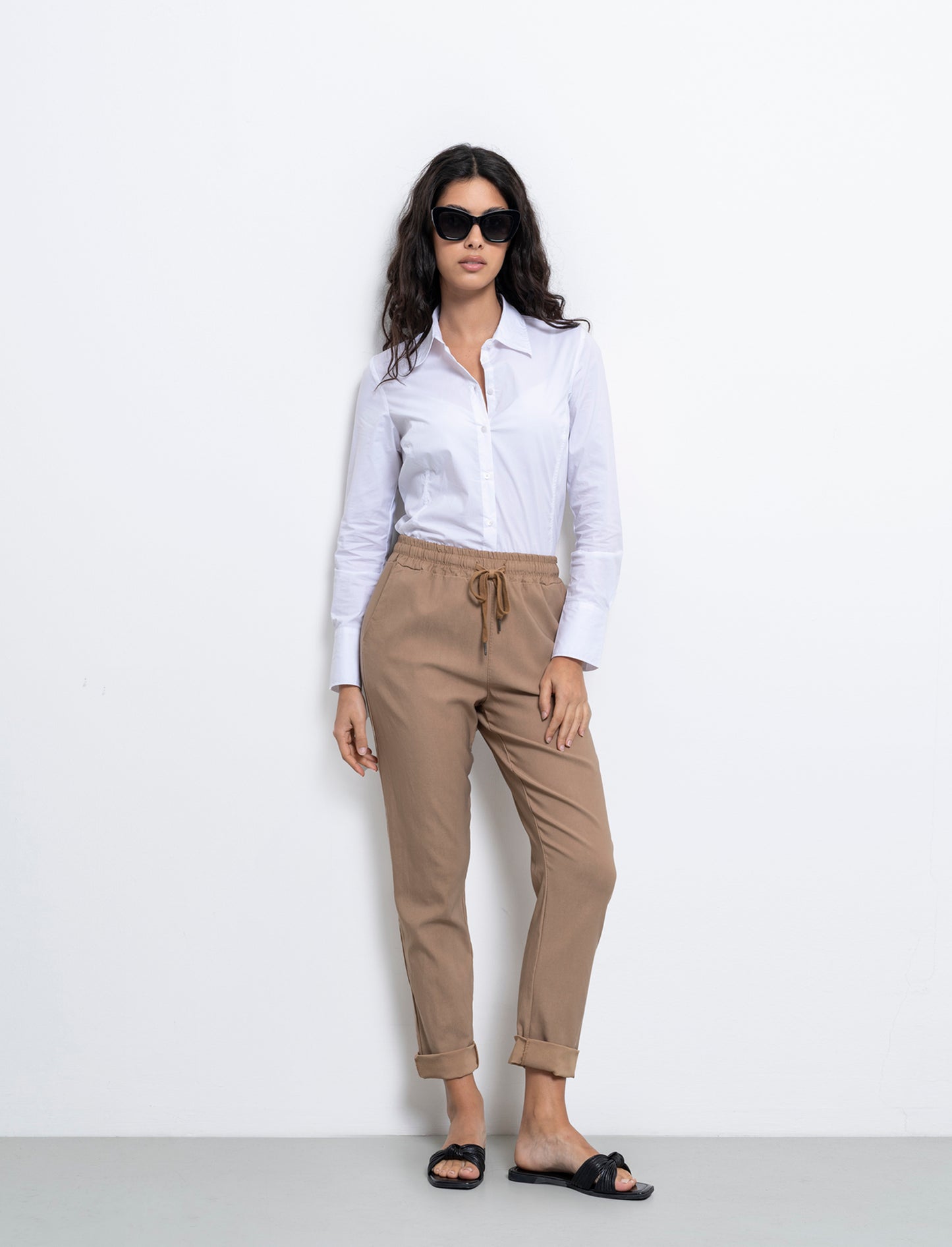 Pantalone in tessuto elasticizzato con coulisse in vita - Cammello