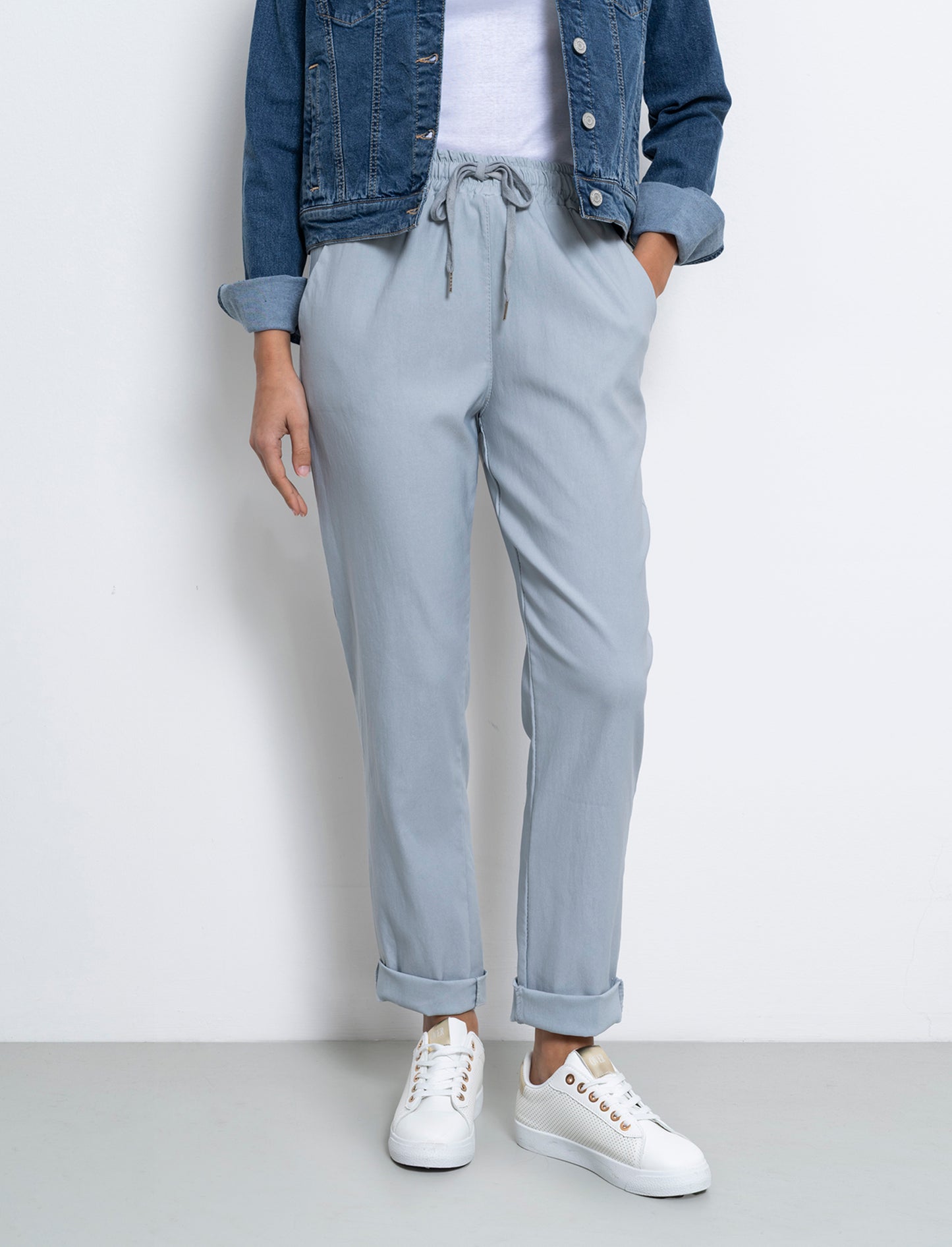 Pantalone in tessuto elasticizzato con coulisse in vita - Grigio
