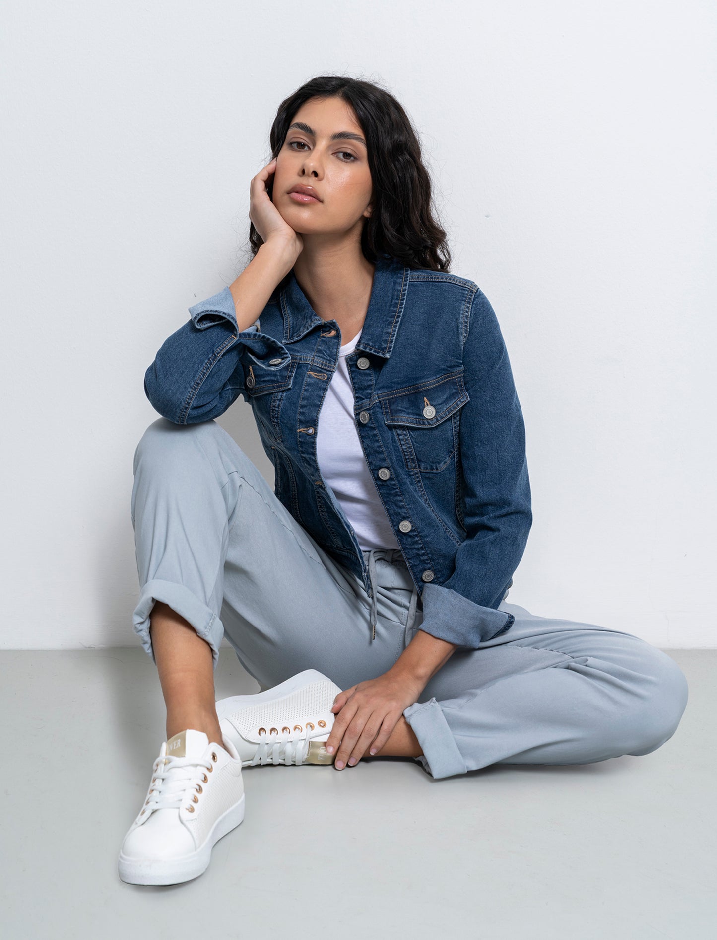 Pantalone in tessuto elasticizzato con coulisse in vita - Grigio