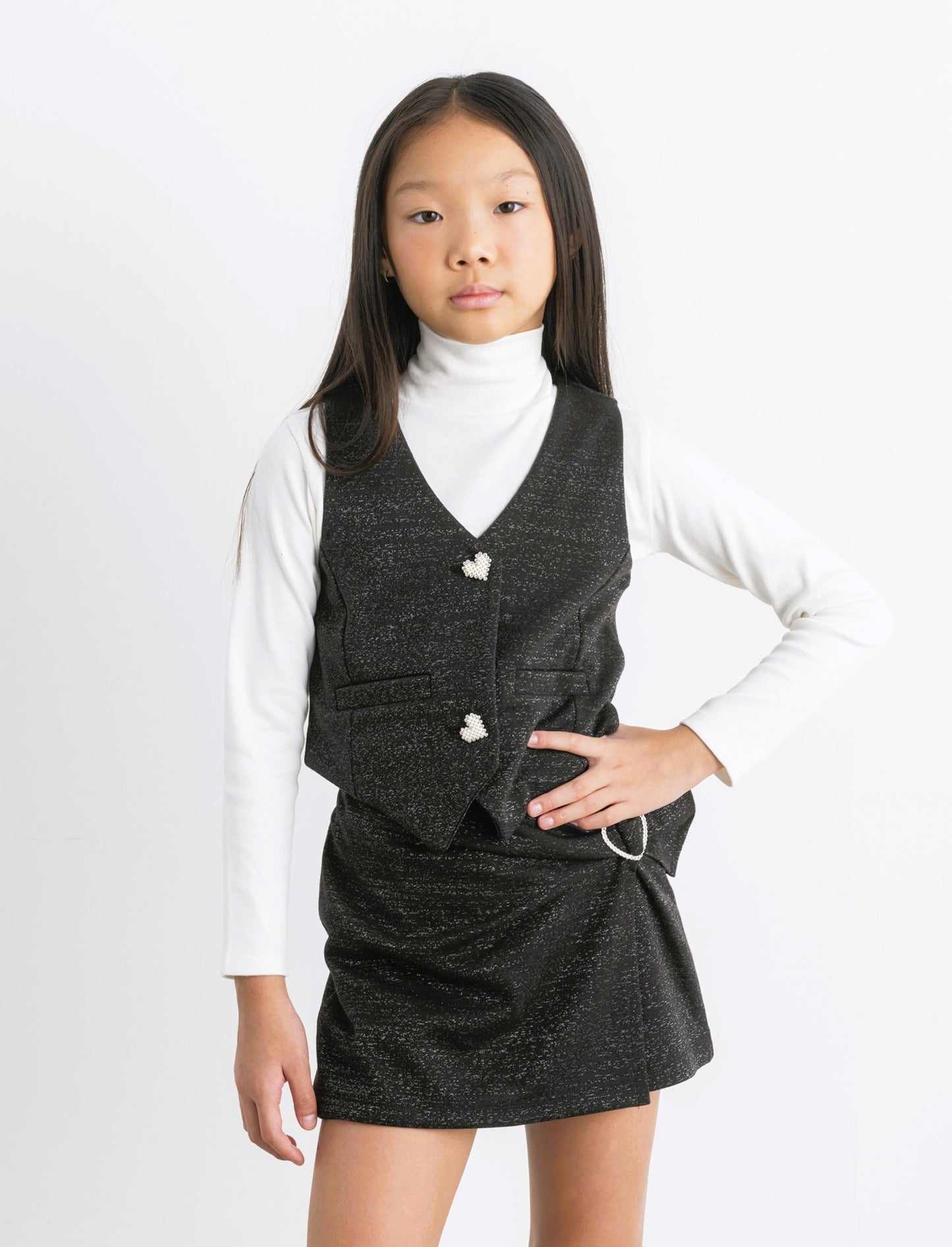 Gilet da bambina con bottoni gioiello. - Nero