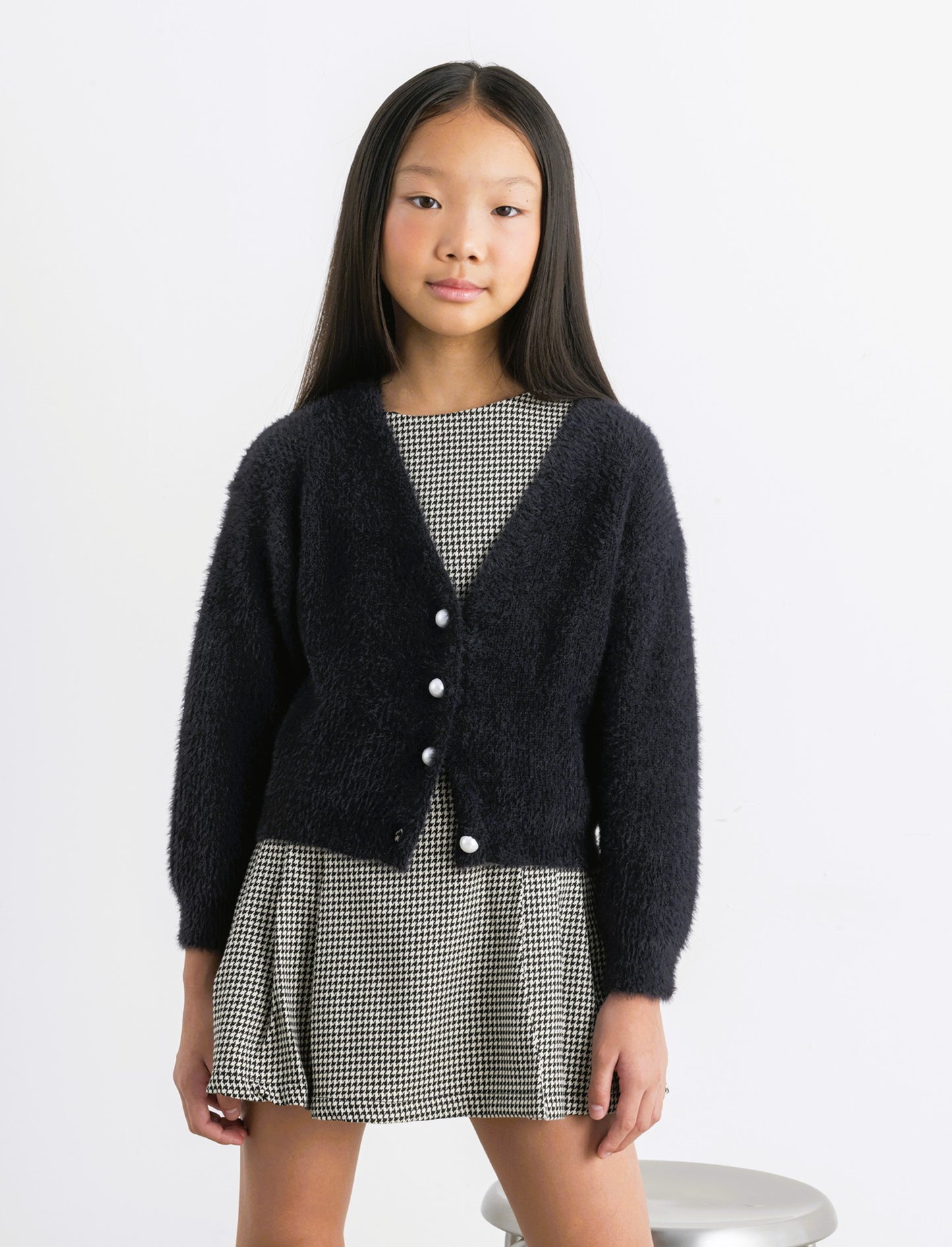 Cardigan in filato morbido con bottoni perlati. - Nero
