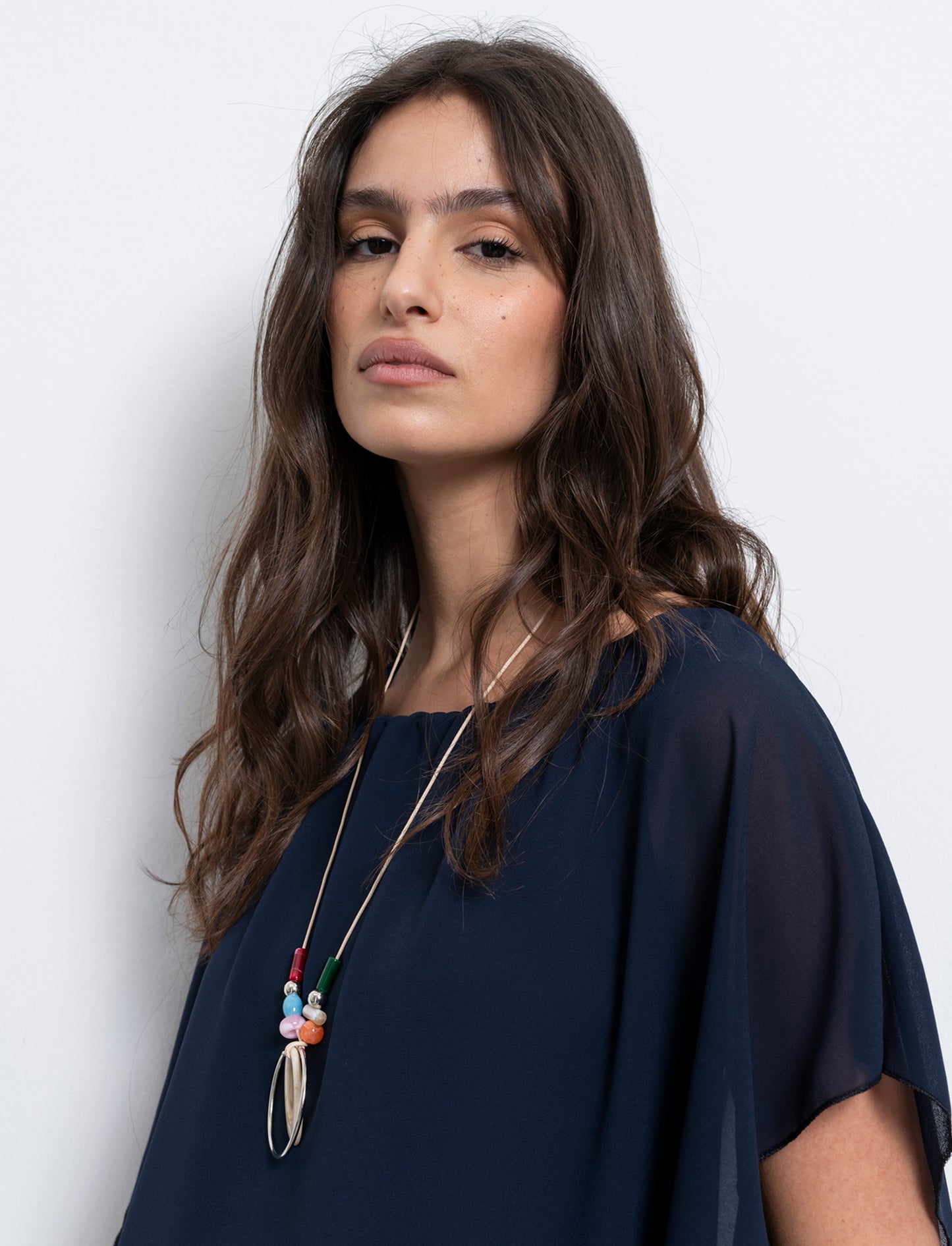 Casacca smanicata in tessuto leggero con collana - Blu