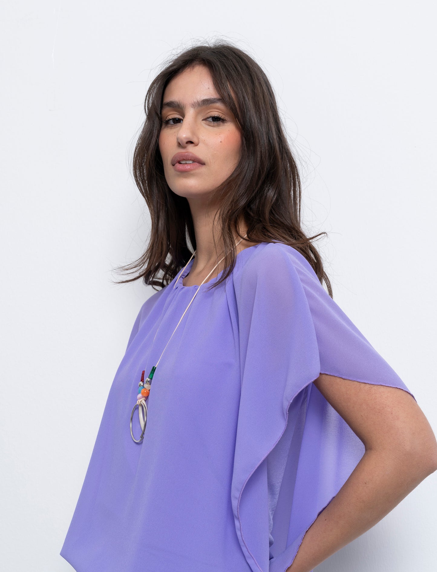 Casacca smanicata in tessuto leggero con collana - Lilla