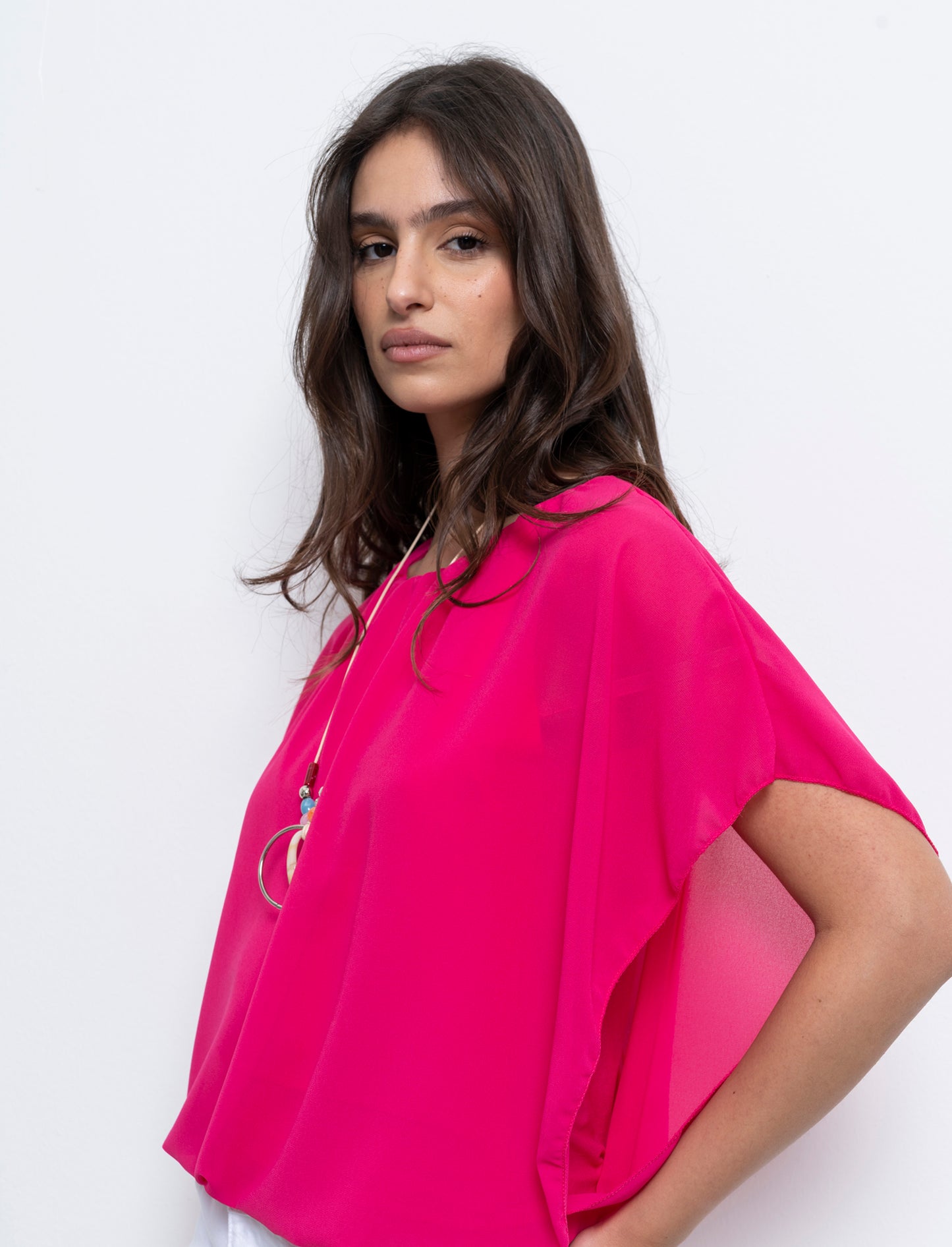 Casacca smanicata in tessuto leggero con collana - Fuxia