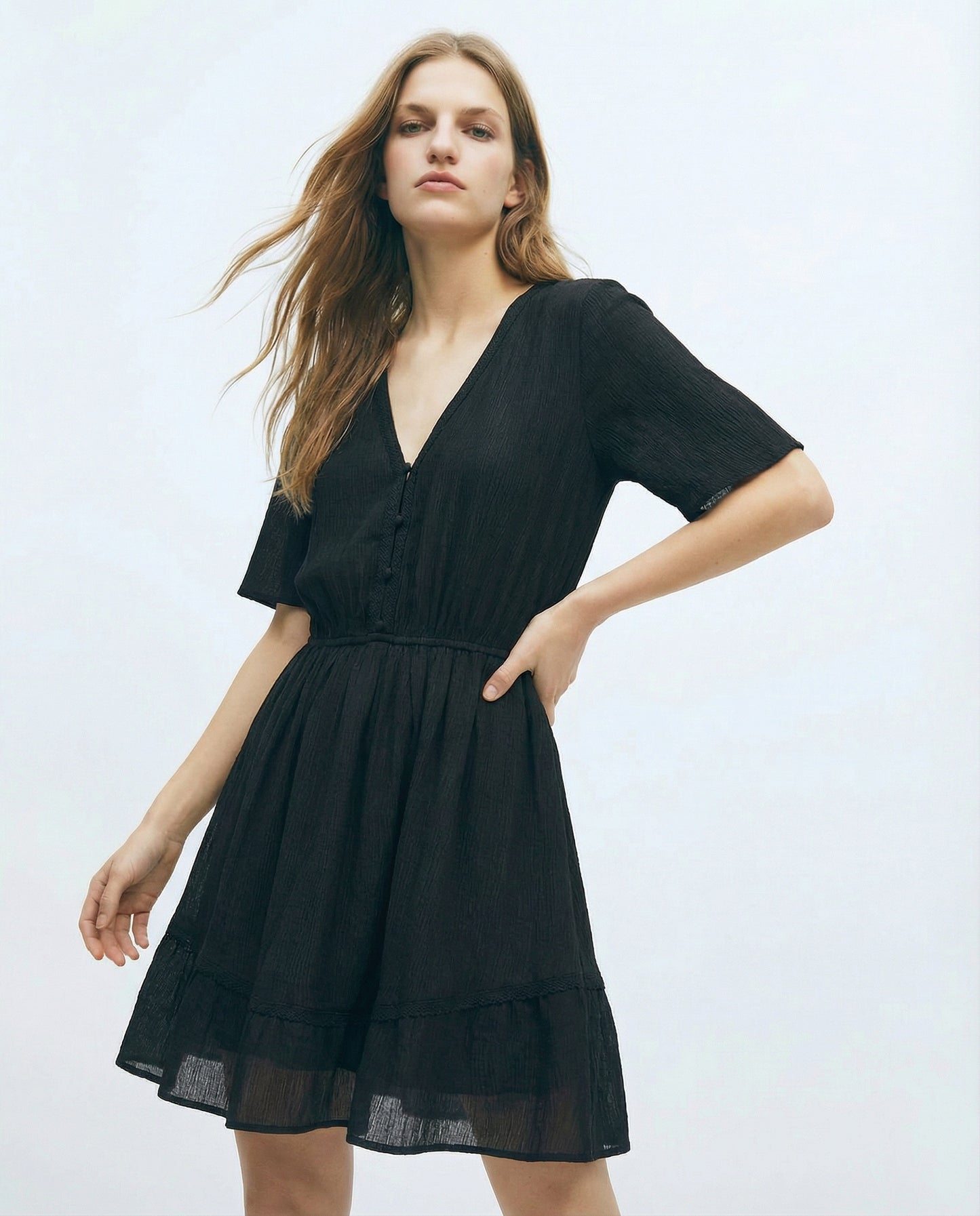 Vestito con Maniche Corte e Scollo a V - Nero