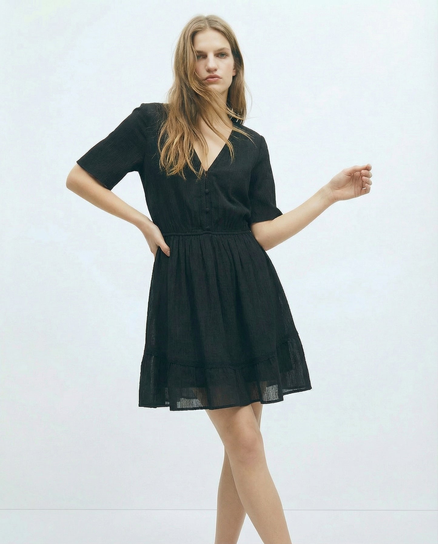 Vestito con Maniche Corte e Scollo a V - Nero