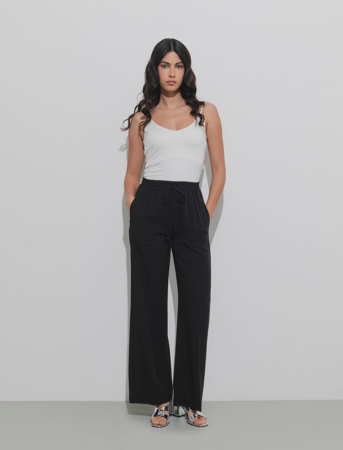 Pantalone palazzo con vita elasticizzata e coulisse regolabile. - Nero