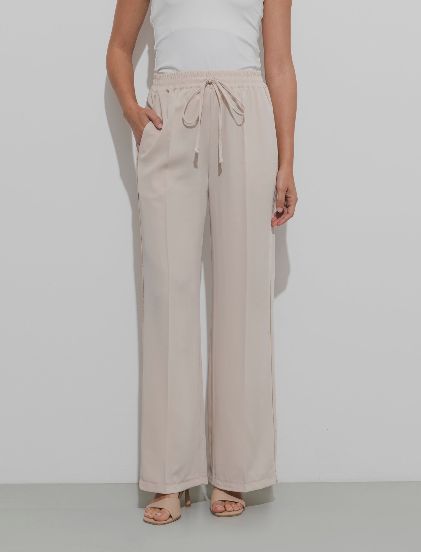 Pantalone palazzo con vita elasticizzata e coulisse regolabile. - Beige