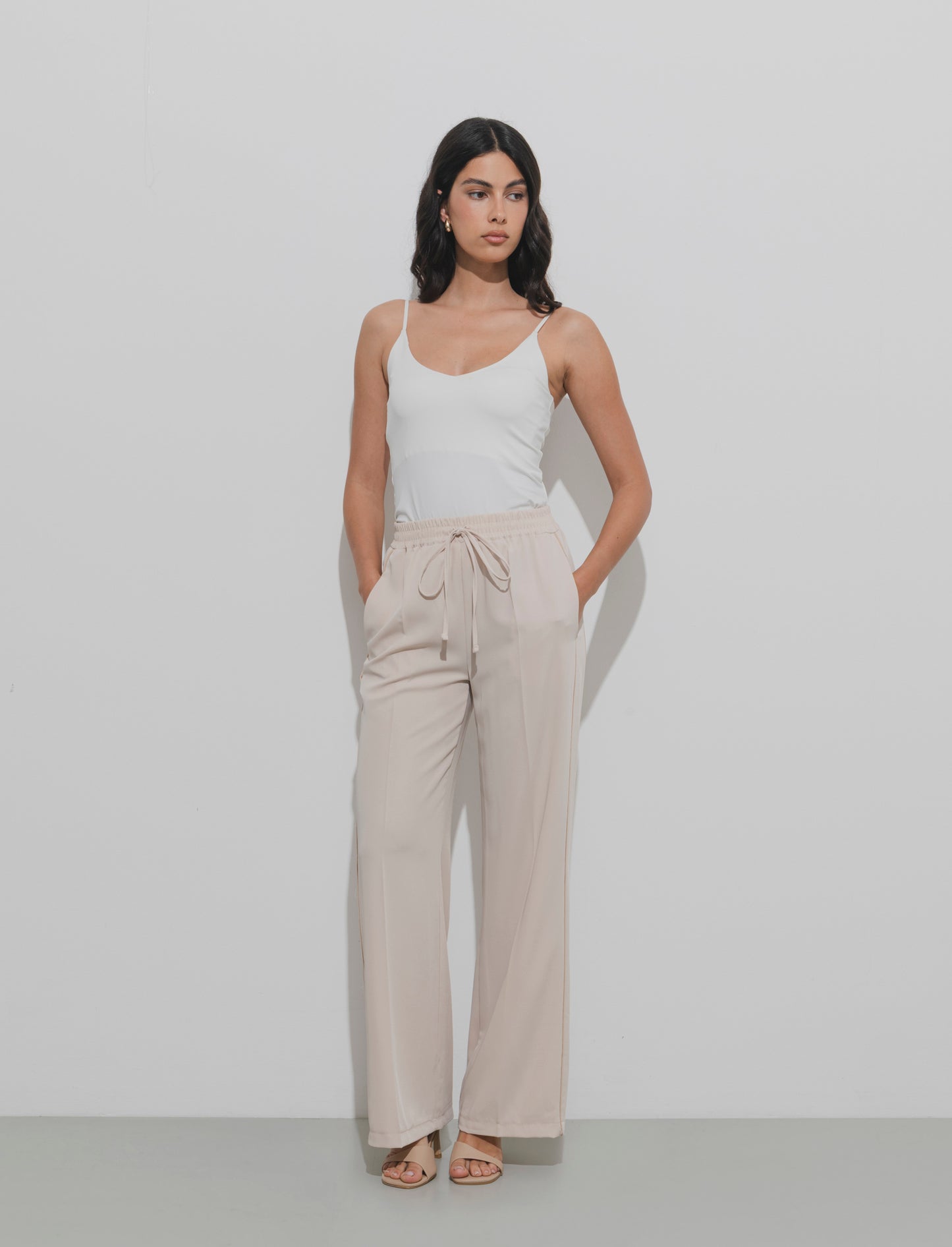 Pantalone palazzo con vita elasticizzata e coulisse regolabile. - Beige