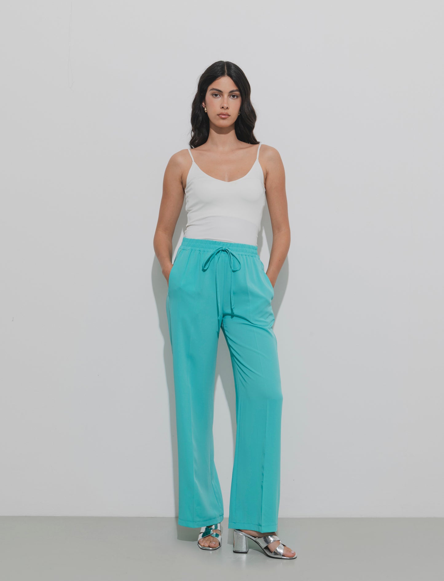 Pantalone palazzo con vita elasticizzata e coulisse regolabile. - Verde acqua