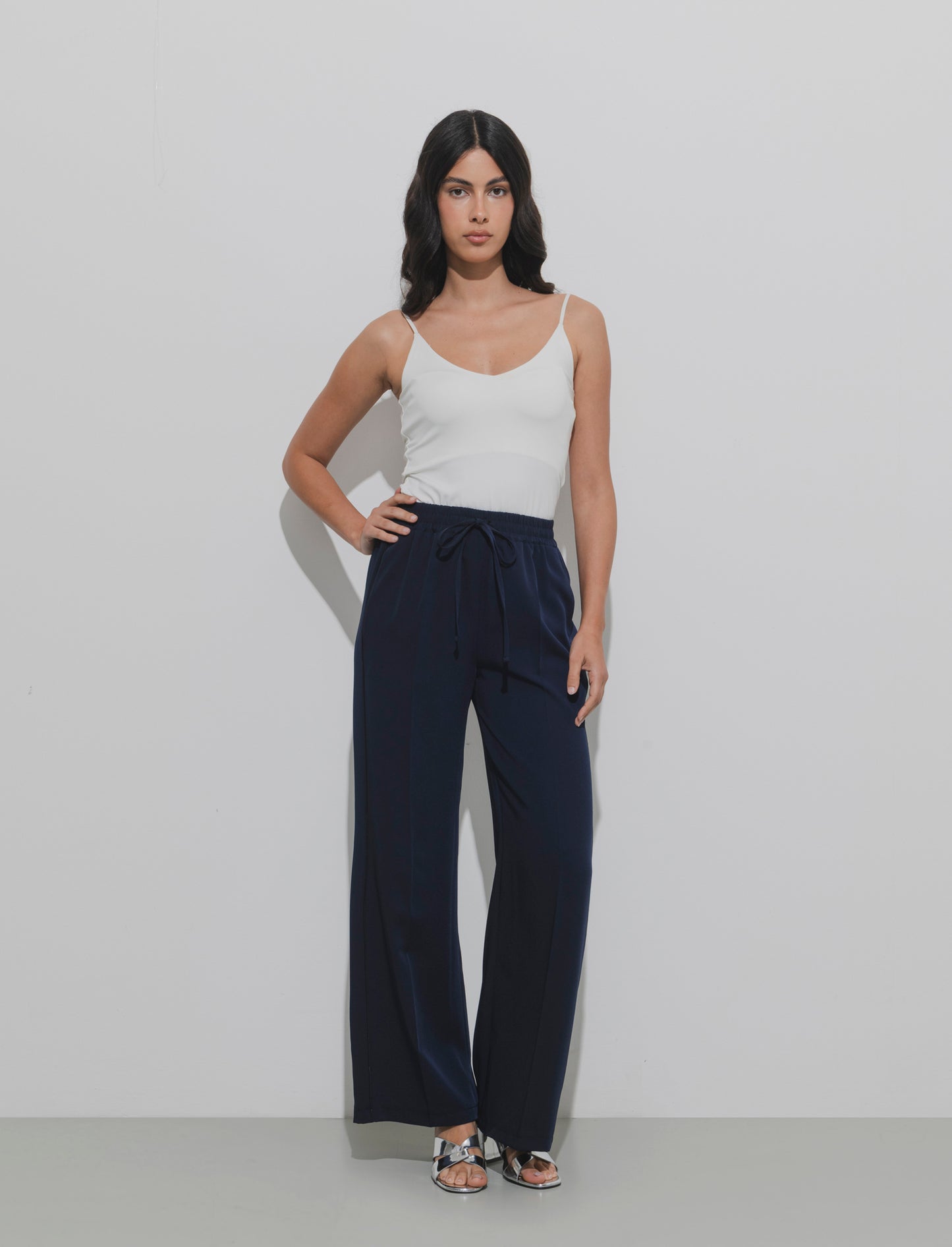 Pantalone palazzo con vita elasticizzata e coulisse regolabile. - Blu