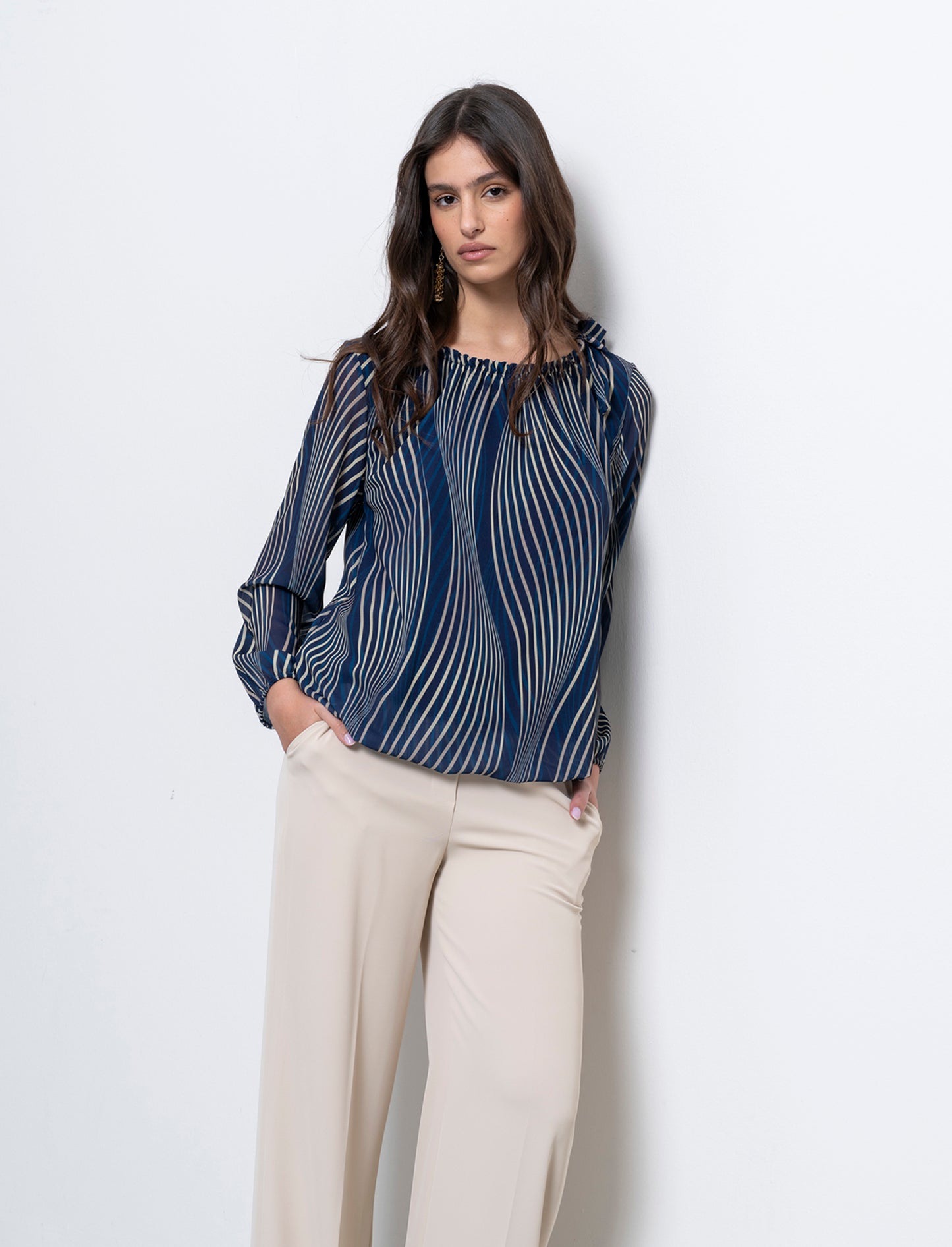 Blusa ampia in tessuto leggero con stampa e fiocco su una spalla. - Blu
