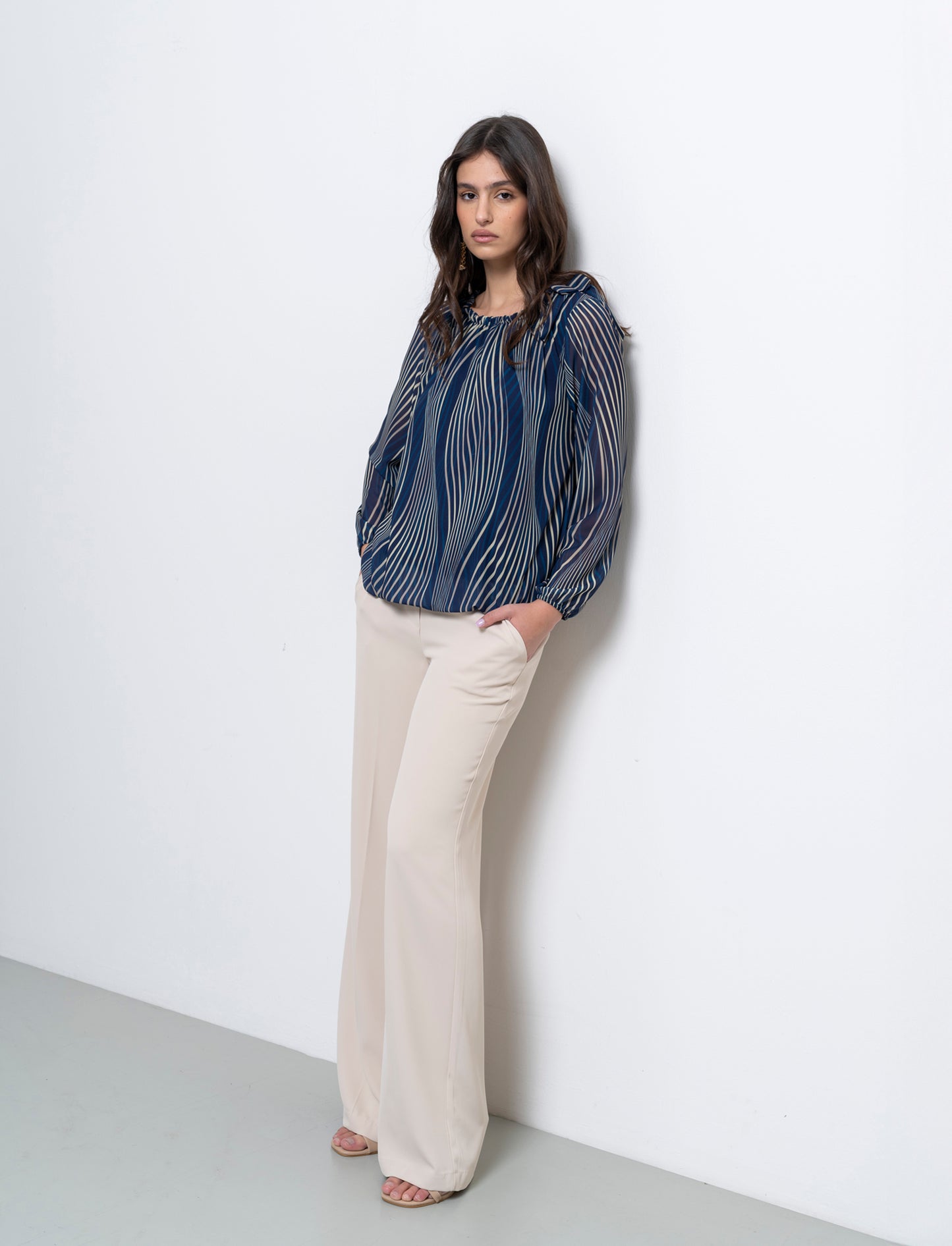 Blusa ampia in tessuto leggero con stampa e fiocco su una spalla. - Blu