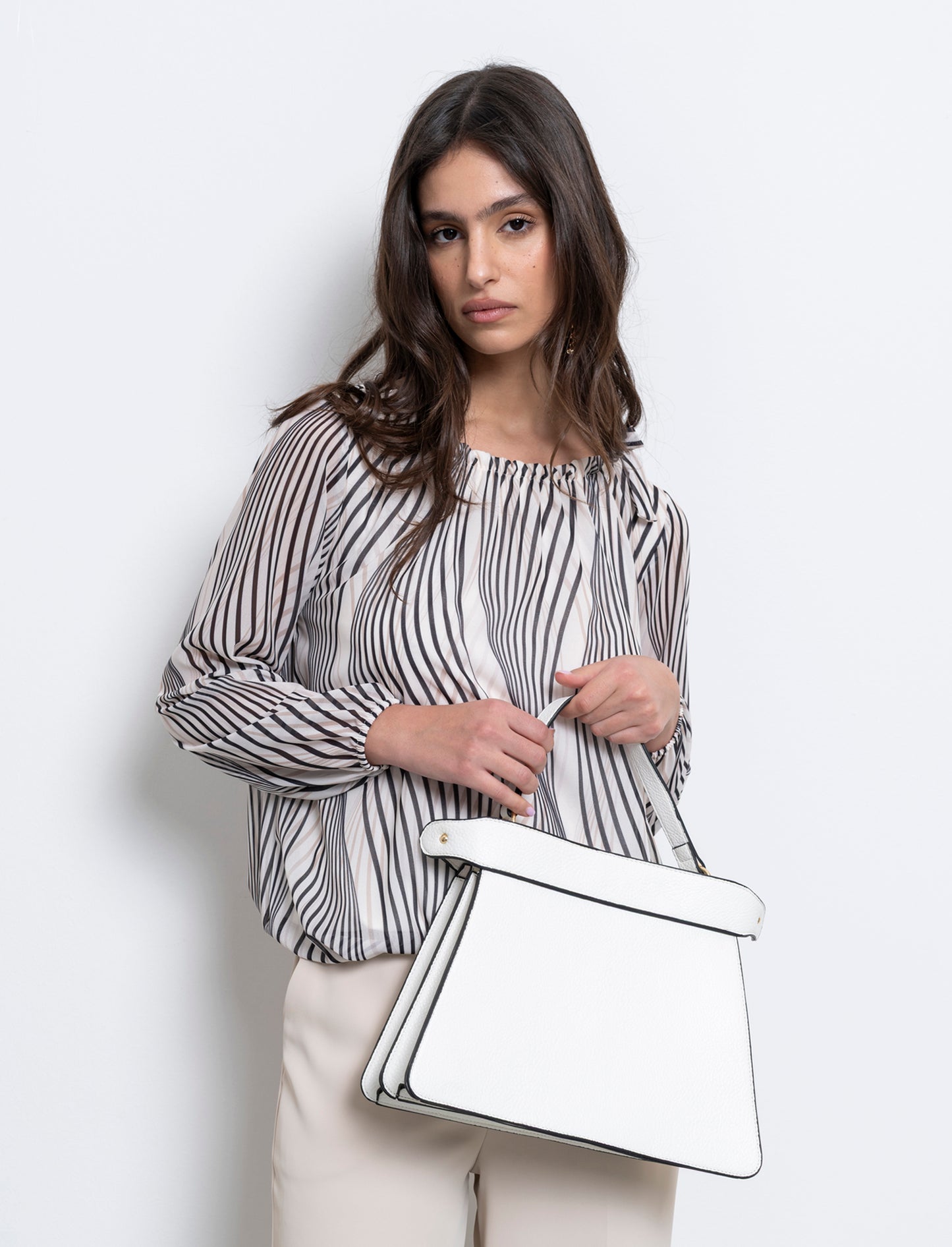 Blusa ampia in tessuto leggero con stampa e fiocco su una spalla. - Bianco-nero