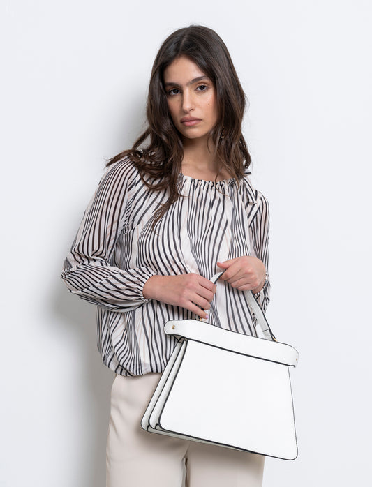 Blusa ampia in tessuto leggero con stampa e fiocco su una spalla. - Bianco-nero