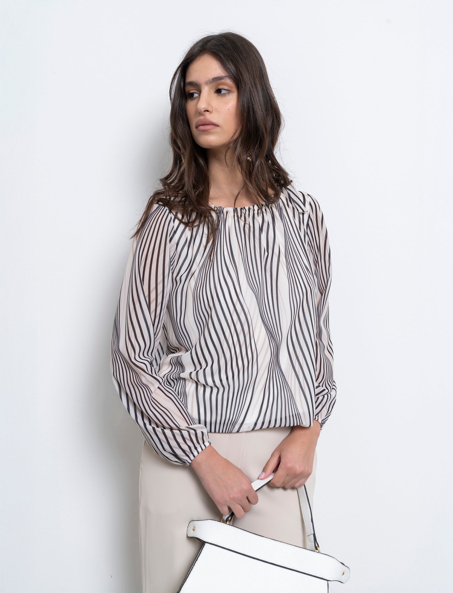 Blusa ampia in tessuto leggero con stampa e fiocco su una spalla. - Bianco-nero