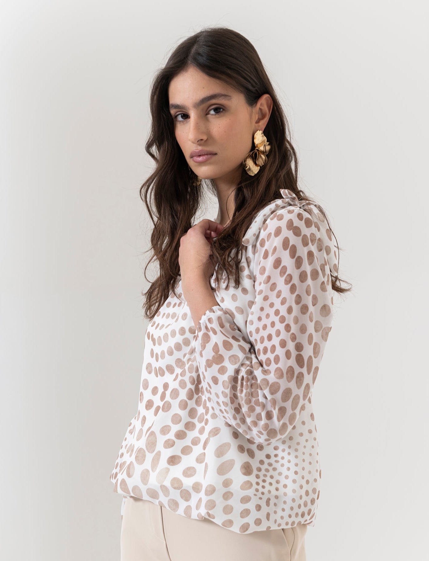 Blusa ampia in tessuto leggero con stampa e fiocco su una spalla. - Beige