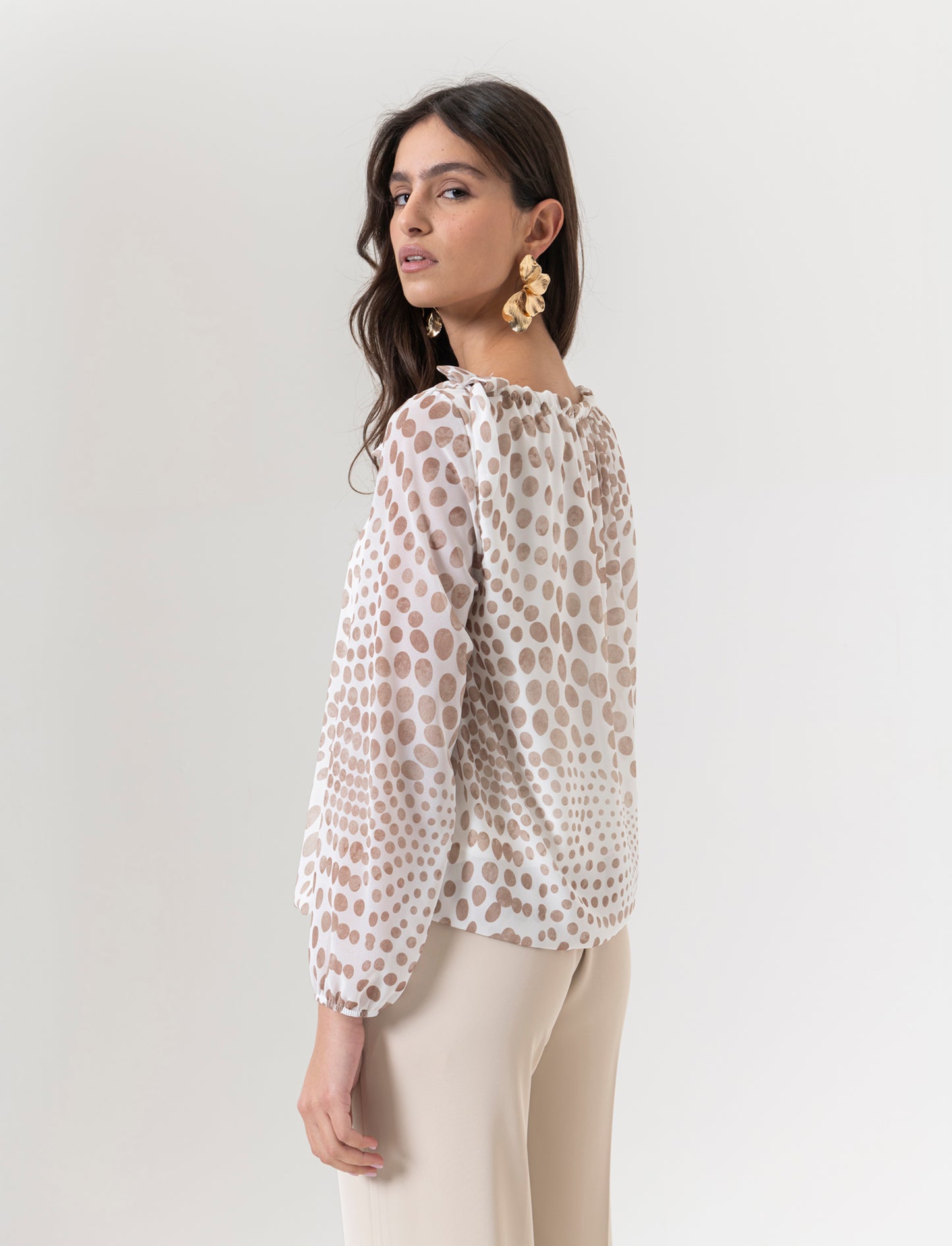 Blusa ampia in tessuto leggero con stampa e fiocco su una spalla. - Beige