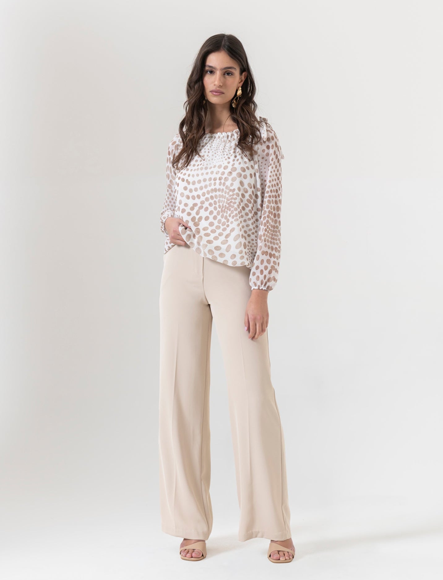 Blusa ampia in tessuto leggero con stampa e fiocco su una spalla. - Beige