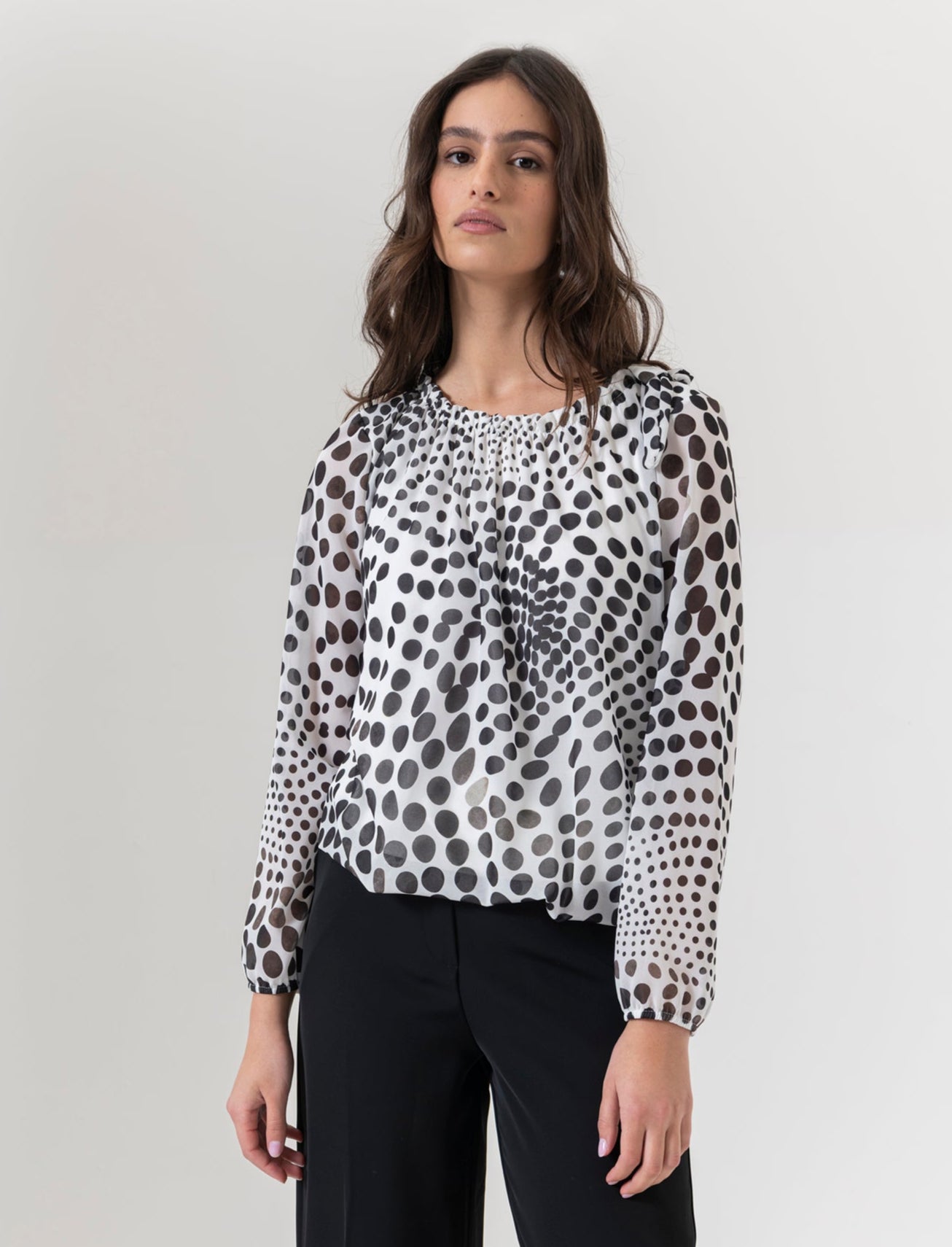 Blusa ampia in tessuto leggero con stampa e fiocco su una spalla. - Bianco-nero