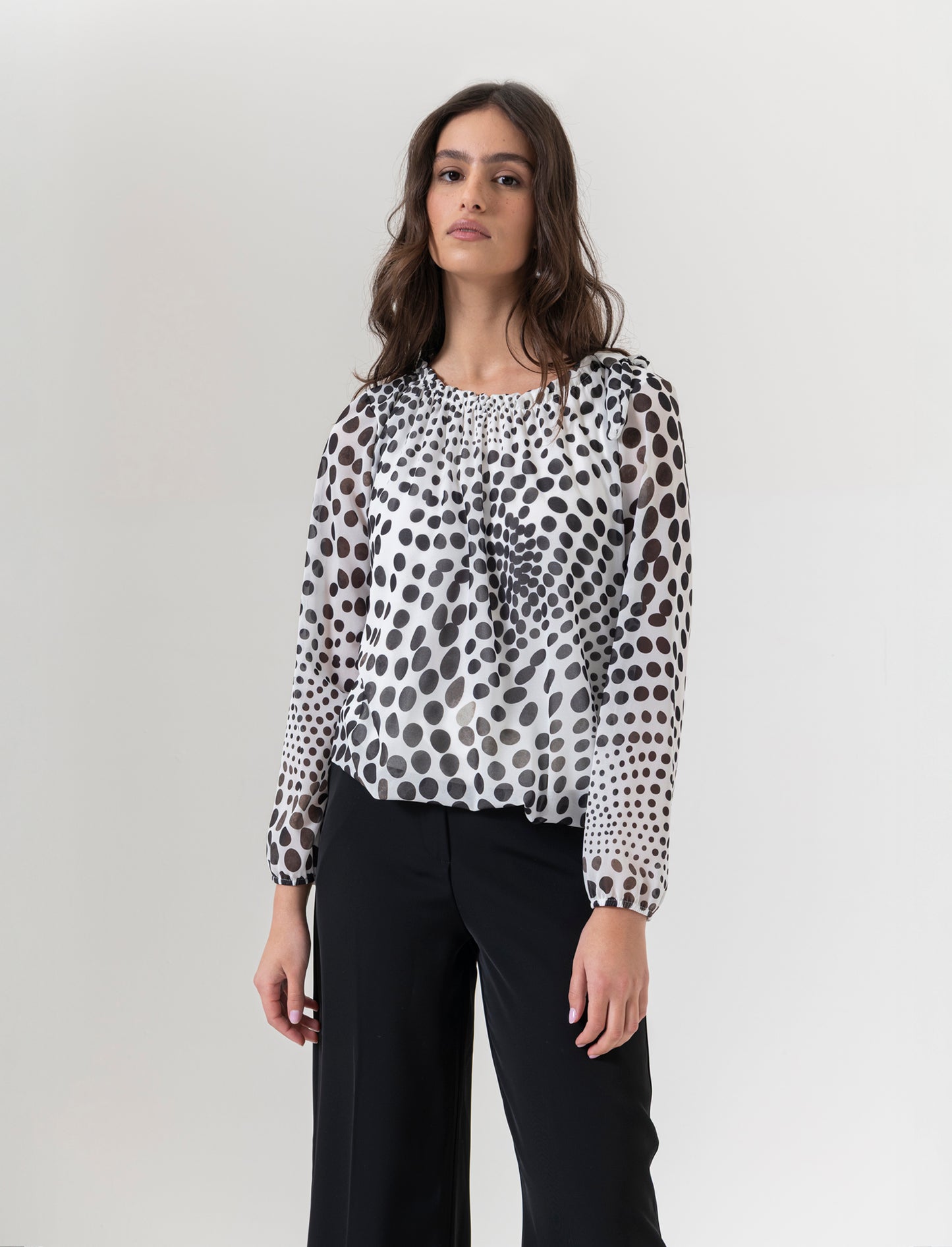 Blusa ampia in tessuto leggero con stampa e fiocco su una spalla. - Bianco-nero