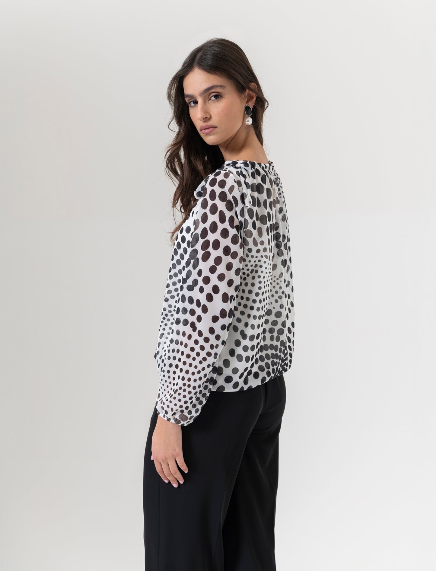 Blusa ampia in tessuto leggero con stampa e fiocco su una spalla. - Bianco-nero
