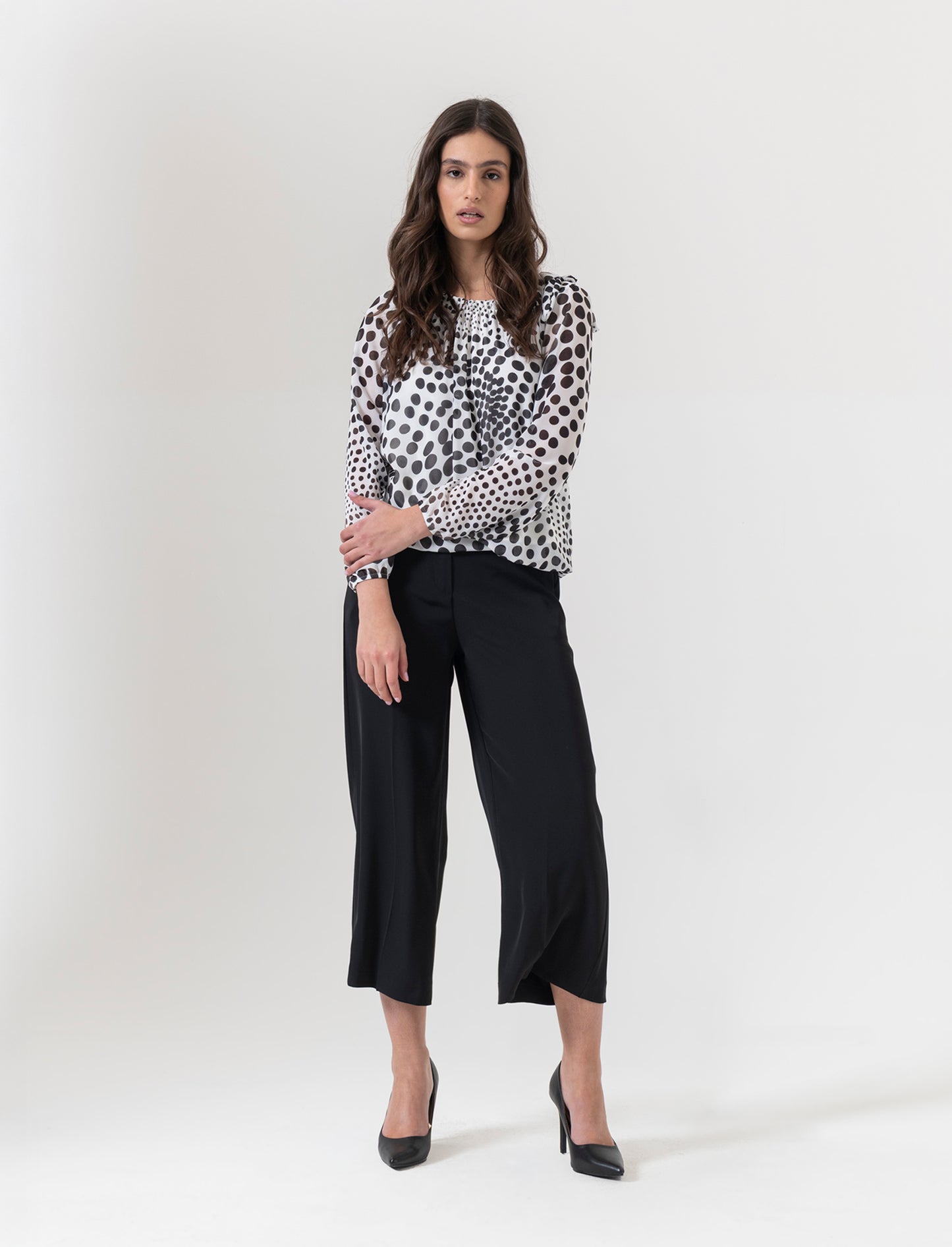 Blusa ampia in tessuto leggero con stampa e fiocco su una spalla. - Bianco-nero