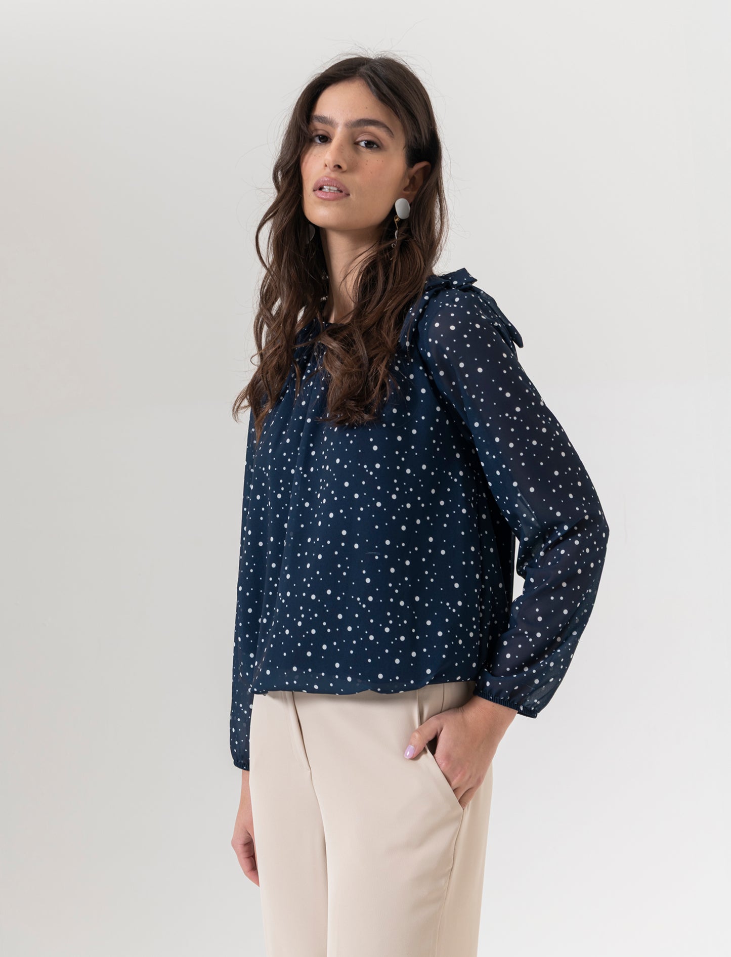 Blusa ampia in tessuto leggero con stampa e fiocco su una spalla. - Blu