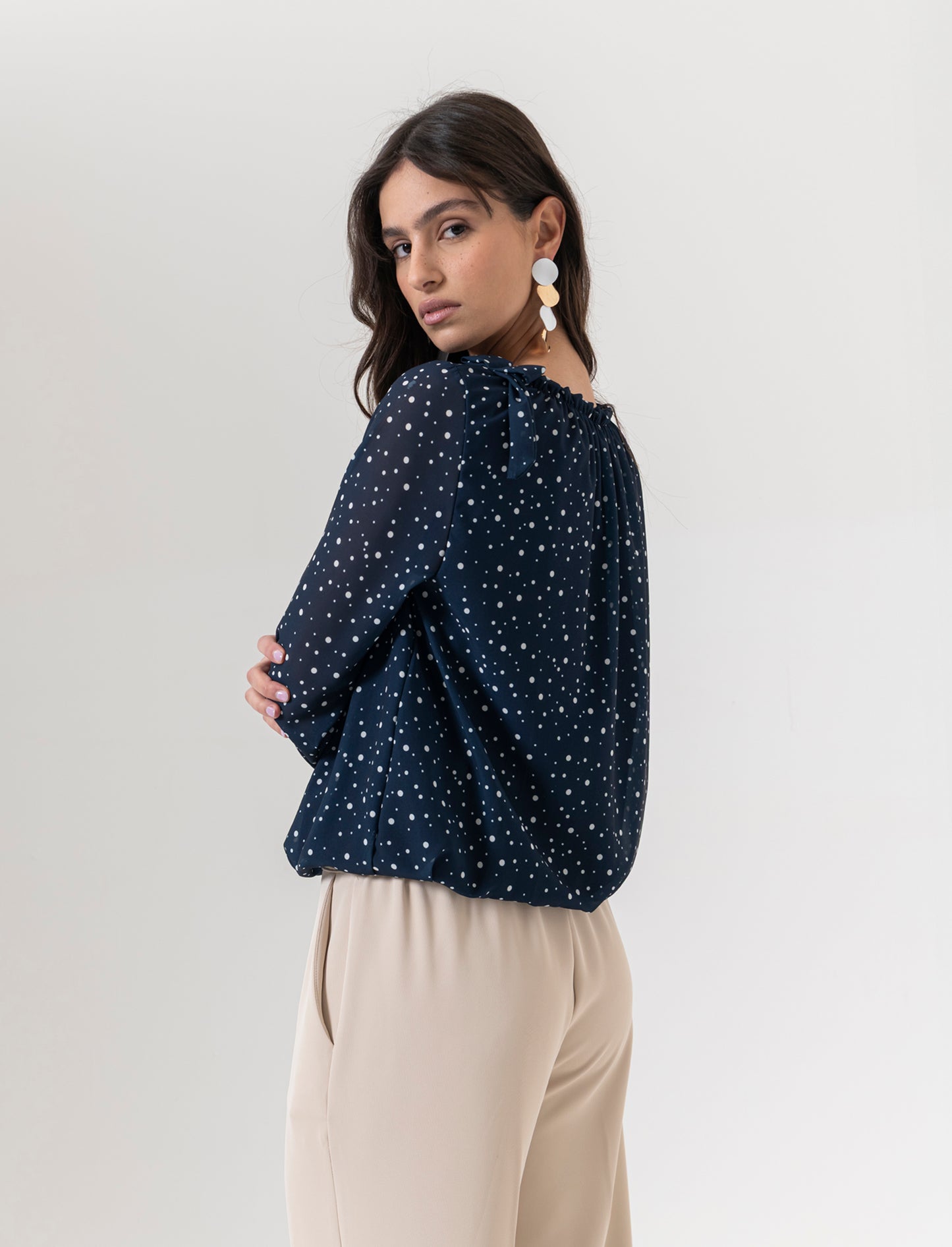 Blusa ampia in tessuto leggero con stampa e fiocco su una spalla. - Blu