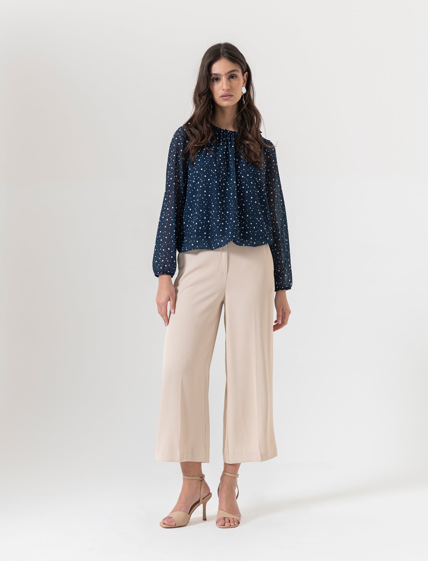 Blusa ampia in tessuto leggero con stampa e fiocco su una spalla. - Blu