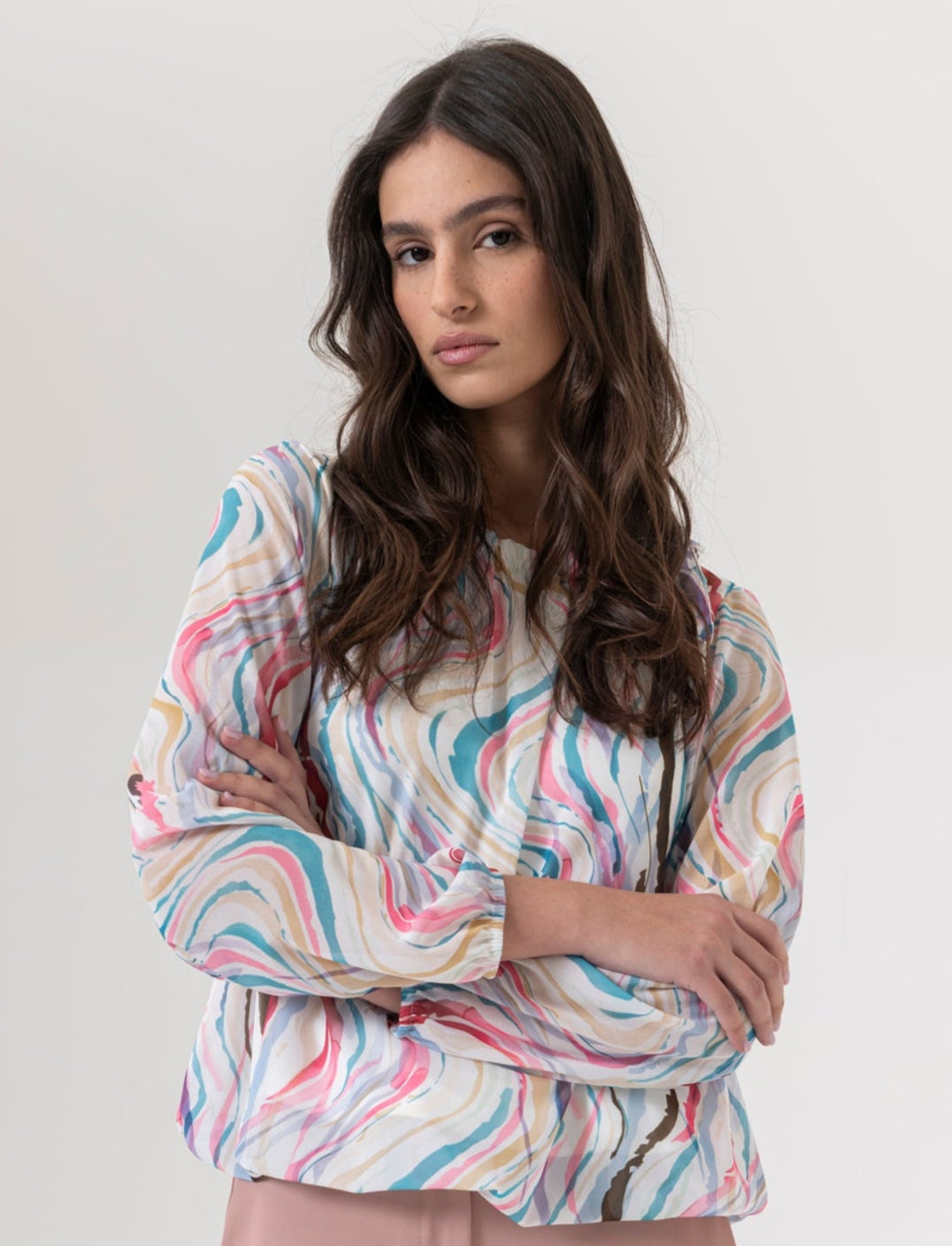 Blusa ampia in tessuto leggero con stampa e fiocco su una spalla. - Multicolore