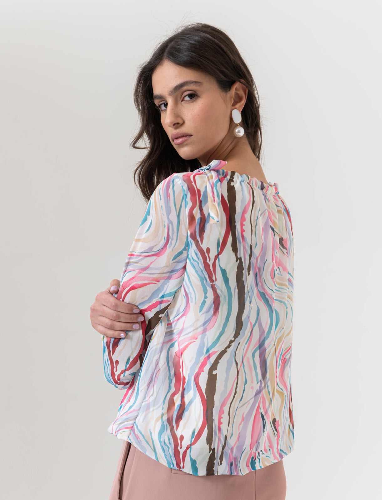 Blusa ampia in tessuto leggero con stampa e fiocco su una spalla. - Multicolore