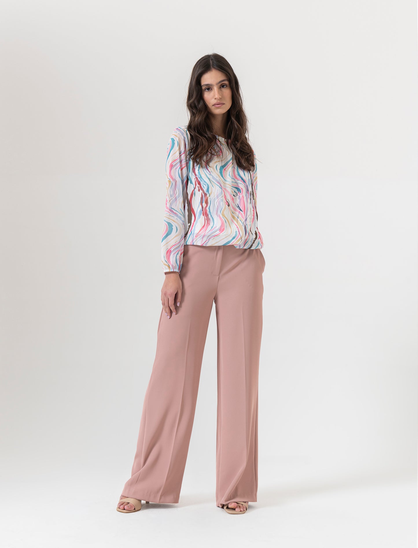 Blusa ampia in tessuto leggero con stampa e fiocco su una spalla. - Multicolore