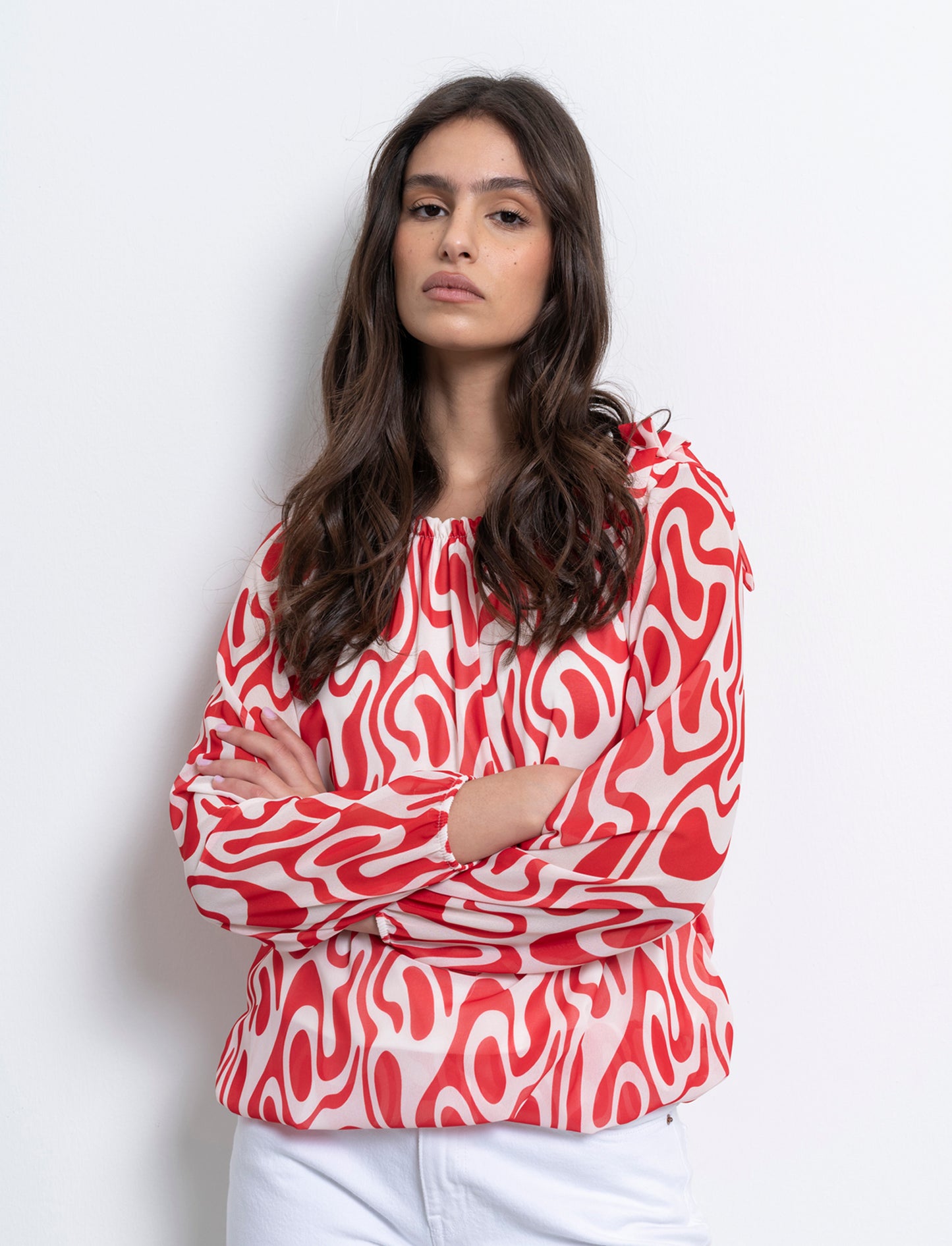 Blusa ampia in tessuto leggero con stampa e fiocco su una spalla. - Rosso
