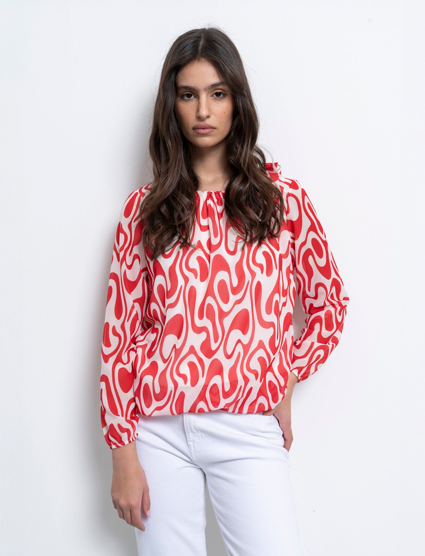 Blusa ampia in tessuto leggero con stampa e fiocco su una spalla. - Rosso