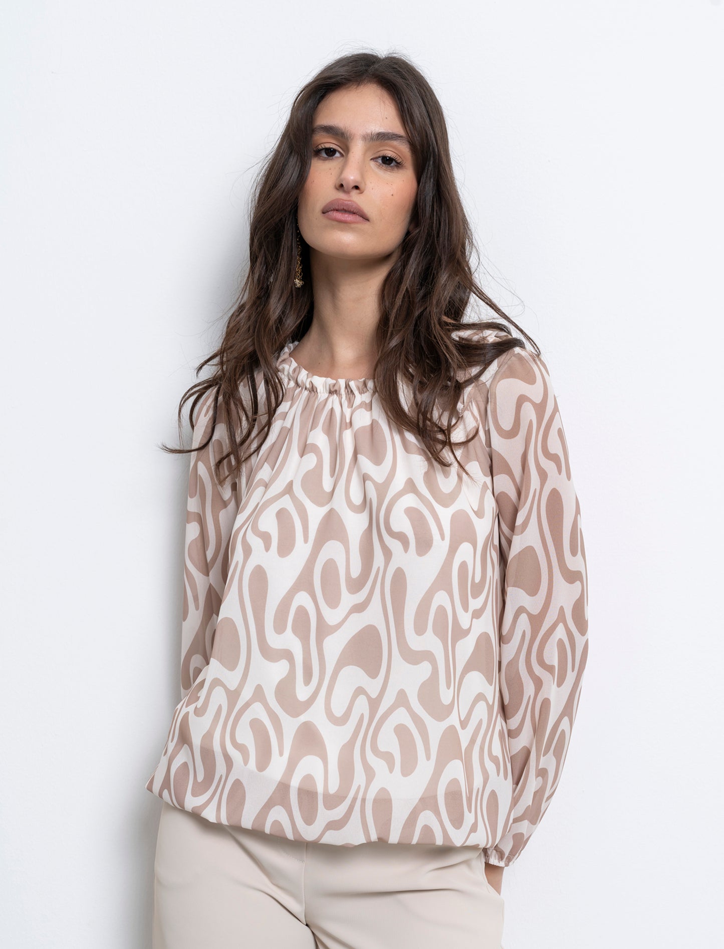 Blusa ampia in tessuto leggero con stampa e fiocco su una spalla. - Cammello