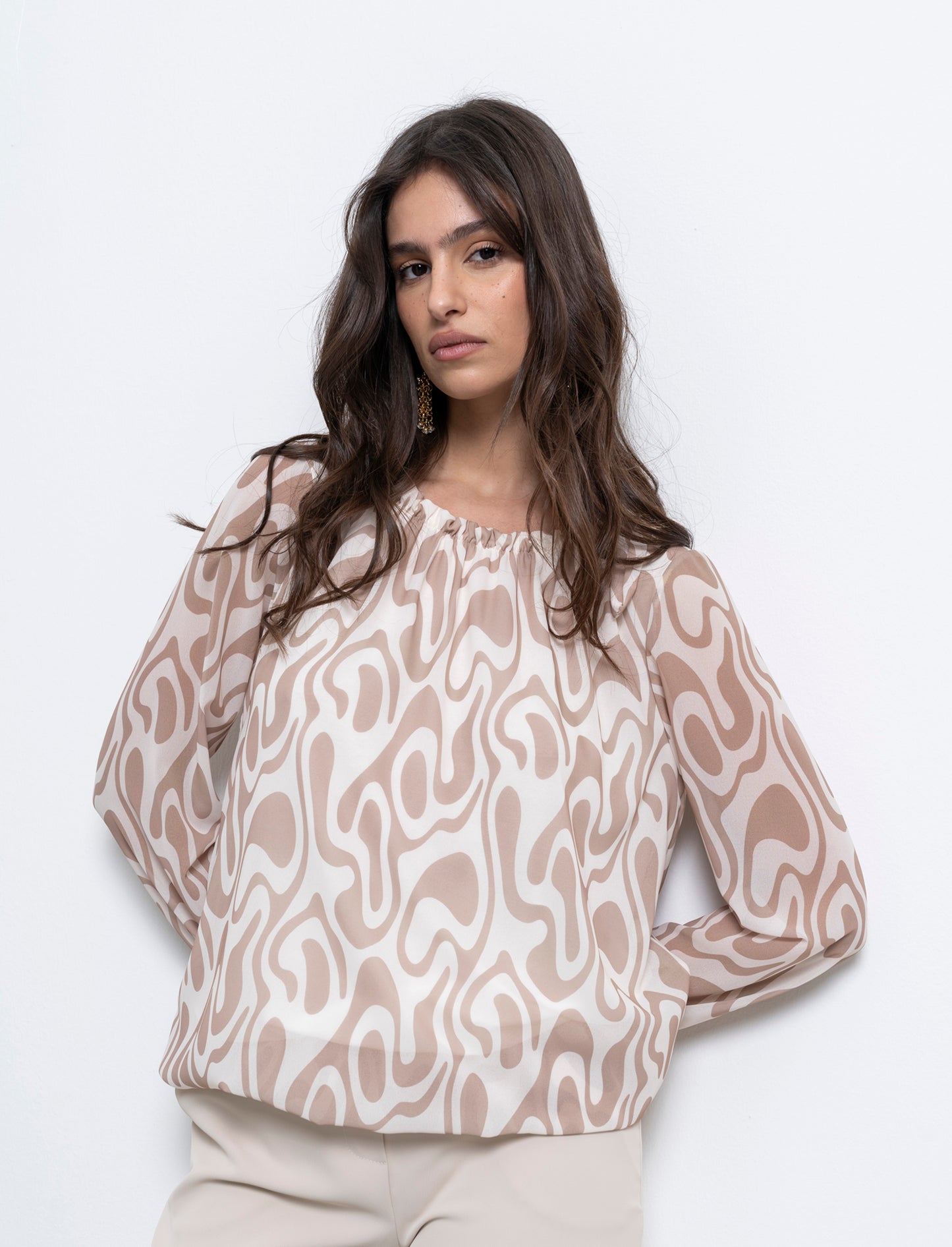 Blusa ampia in tessuto leggero con stampa e fiocco su una spalla. - Cammello