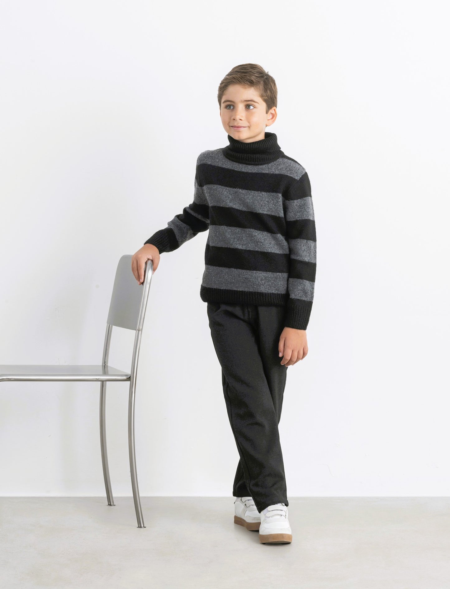 Maglia collo alto a righe. - Nero