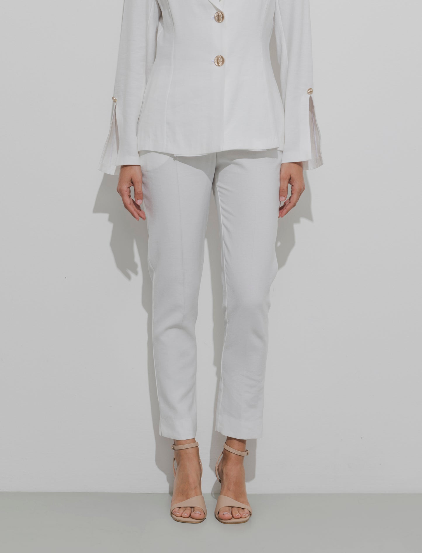 Pantalone regular con bottone gioiello - Bianco panna