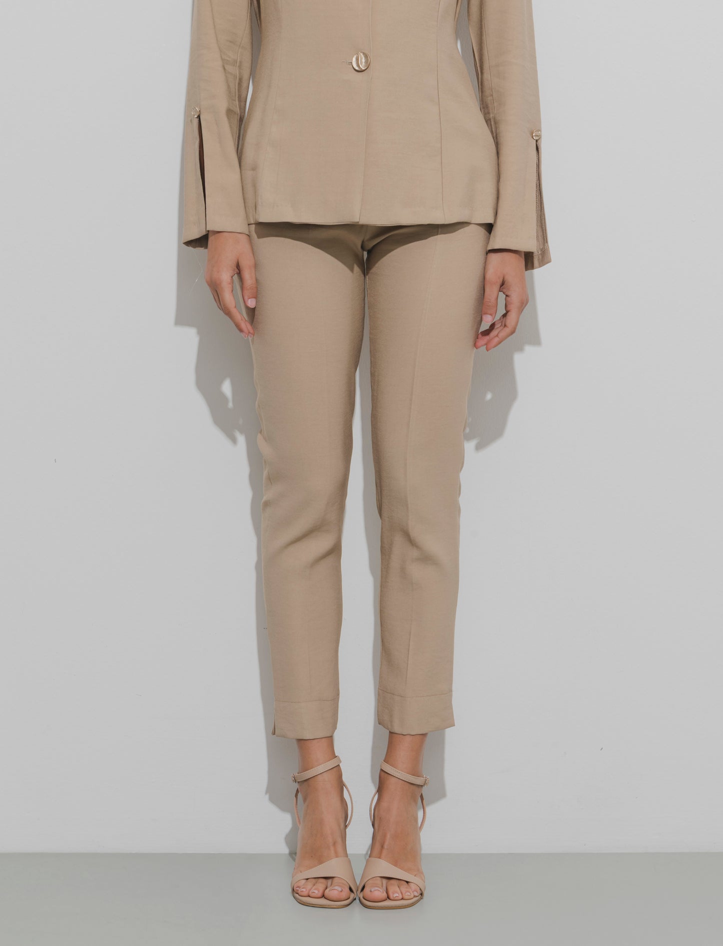 Pantalone regular con bottone gioiello - Cammello